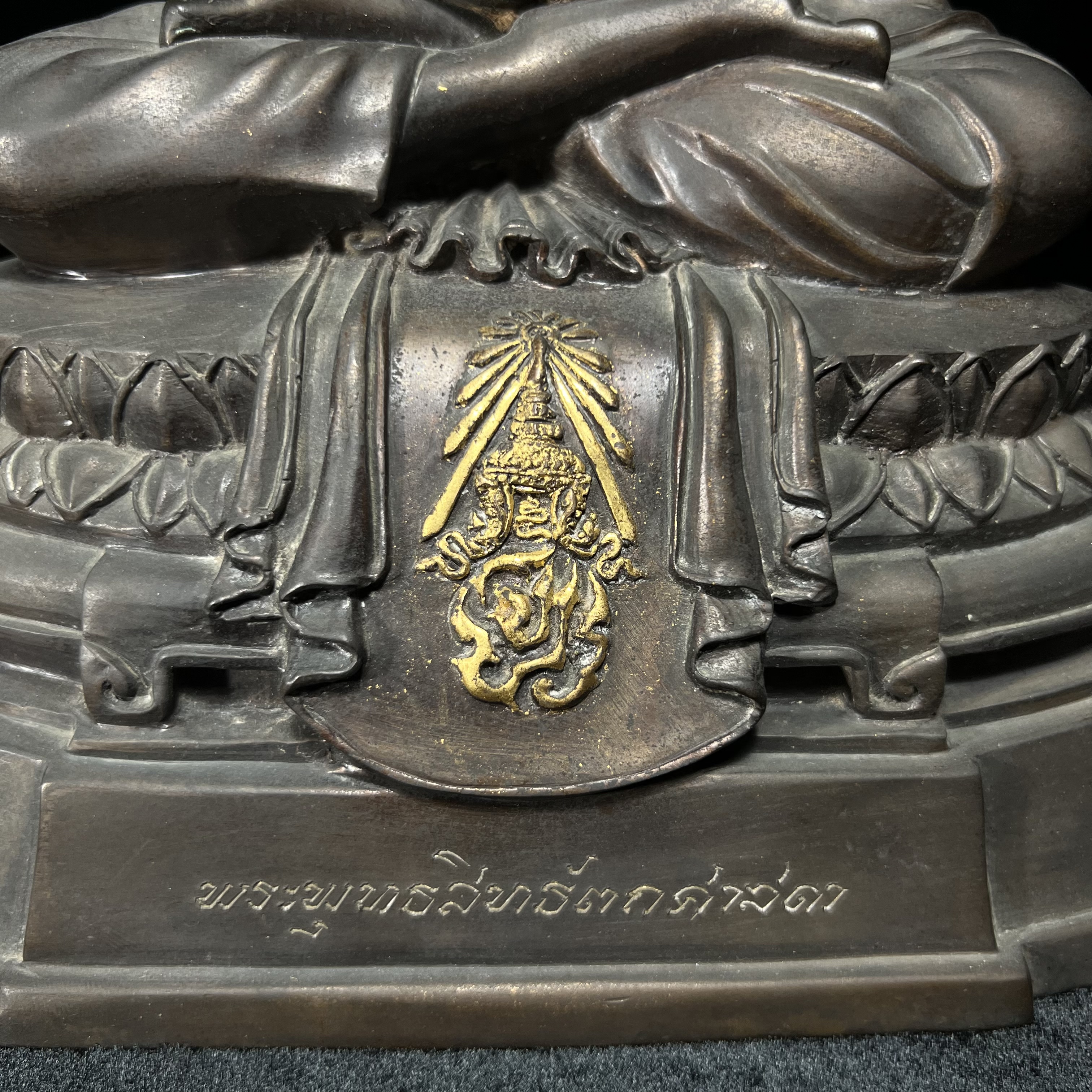 พระพุทธสิทธัตถศาสดา 100 ปี กรมบัญชีกลาง พ.ศ.2533(รุ่นแรก) เนื้อโลหะสำริด รมมันปู หน้าตัก 5.9 นิ้ว (พิธีใหญ่ ศิลป์สวย หายาก)(พระราชทานเม็ดพระธาตุ บรรจุมวลสารใต้ฐานองค์พระ)องค์หมายเลข 63(ผลรวมได้ 9 เลขมหามงคลเจริญก้าวหน้าในทุกด้าน)