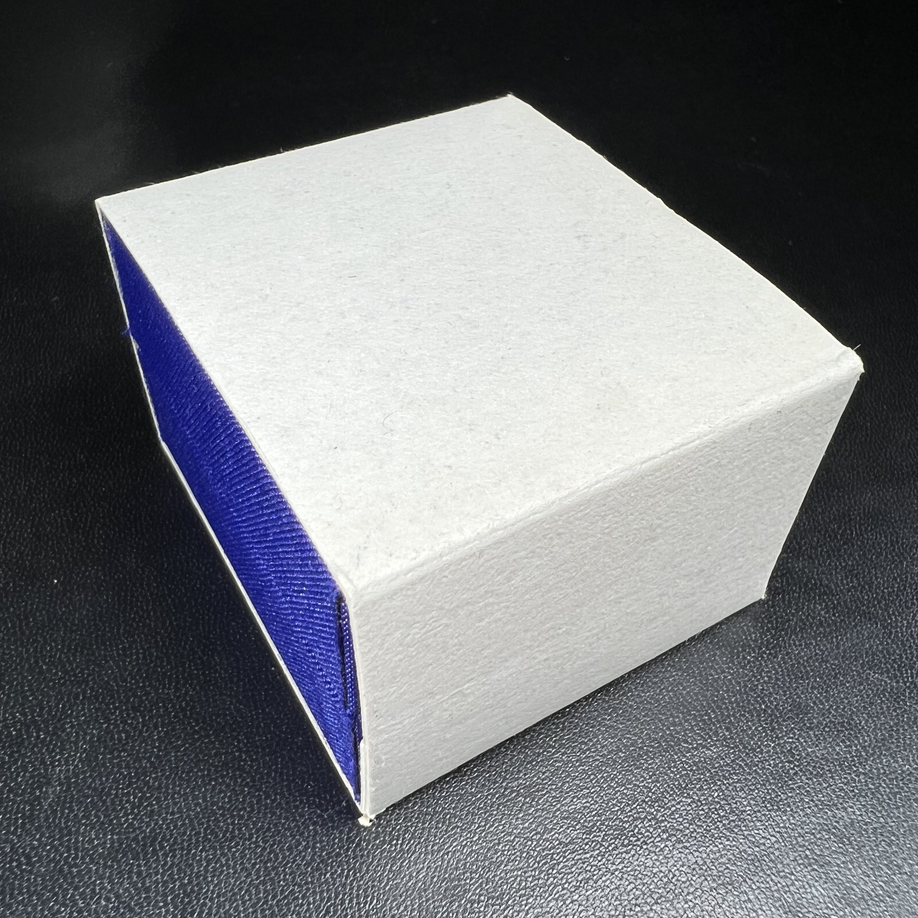 พระพุทธมหามณีรัตนปฎิมากร(พระแก้วมรกต)รุ่น เฉลิมพระเกียรติ วัดพระศรีรัตนศาสดารามราม(วัดพระแก้ว) ปี2543 เนื้อเงินสามกษัตริย์พิมพ์ซุ้มกนกเล็ก ขนาด สูง 2.5 ซ.ม. สภาพสวยซีนเดิมกล่องครบ(องค์หมายเลข ๘๗๙)