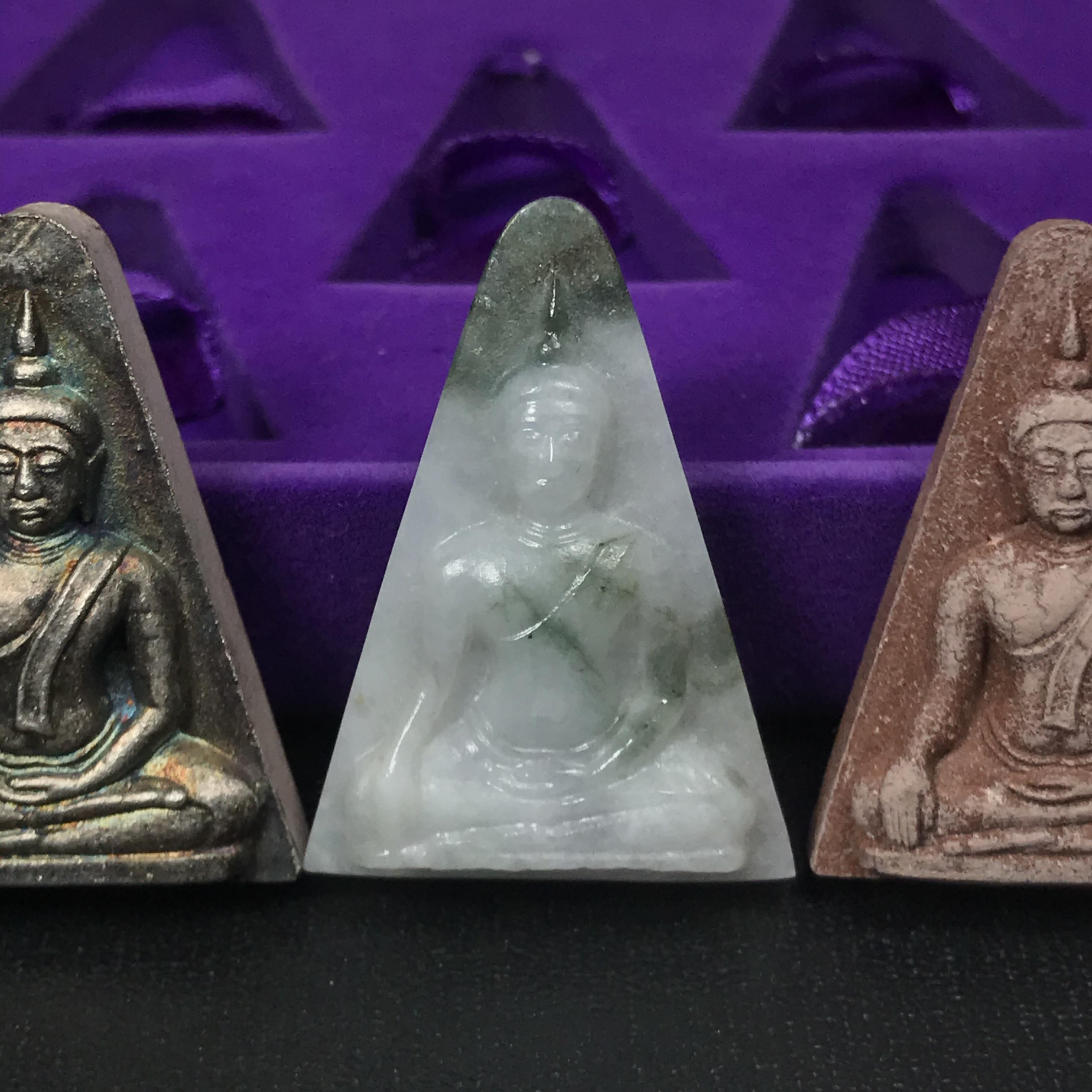 พระนางพญาเสน่ห์จันทร์ สธ. สร้างในวโรกาสทรงเจริญพระชนมายุ 50 พรรษา สมเด็จพระเทพฯ พ.ศ.2548 ชุดพิเศษ (1 ใน 5000 ชุด)หายาก