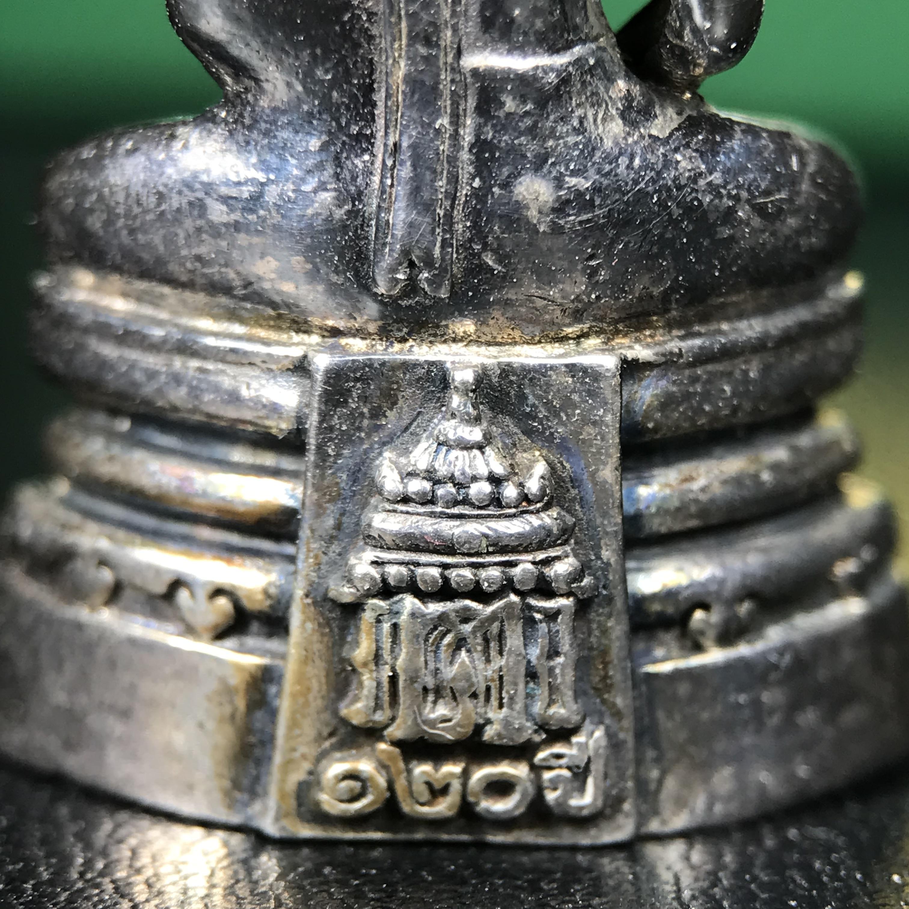 พระพุทธโสธร รุ่น กศก. 120 ปี เนื่องในโอกาสครบ 120 ปี กรมศุลกากร กระทรวงการคลัง จัดสร้าง ปี 2537 เนื้อเงินบริสุทธิ์ 99.9% ผิวขัดเงาลงดำ(เข้มขลัง)(งานบริษัท แพรนด้า จิวเวลรี่)สวยงดงาม ทรงคุณค่า