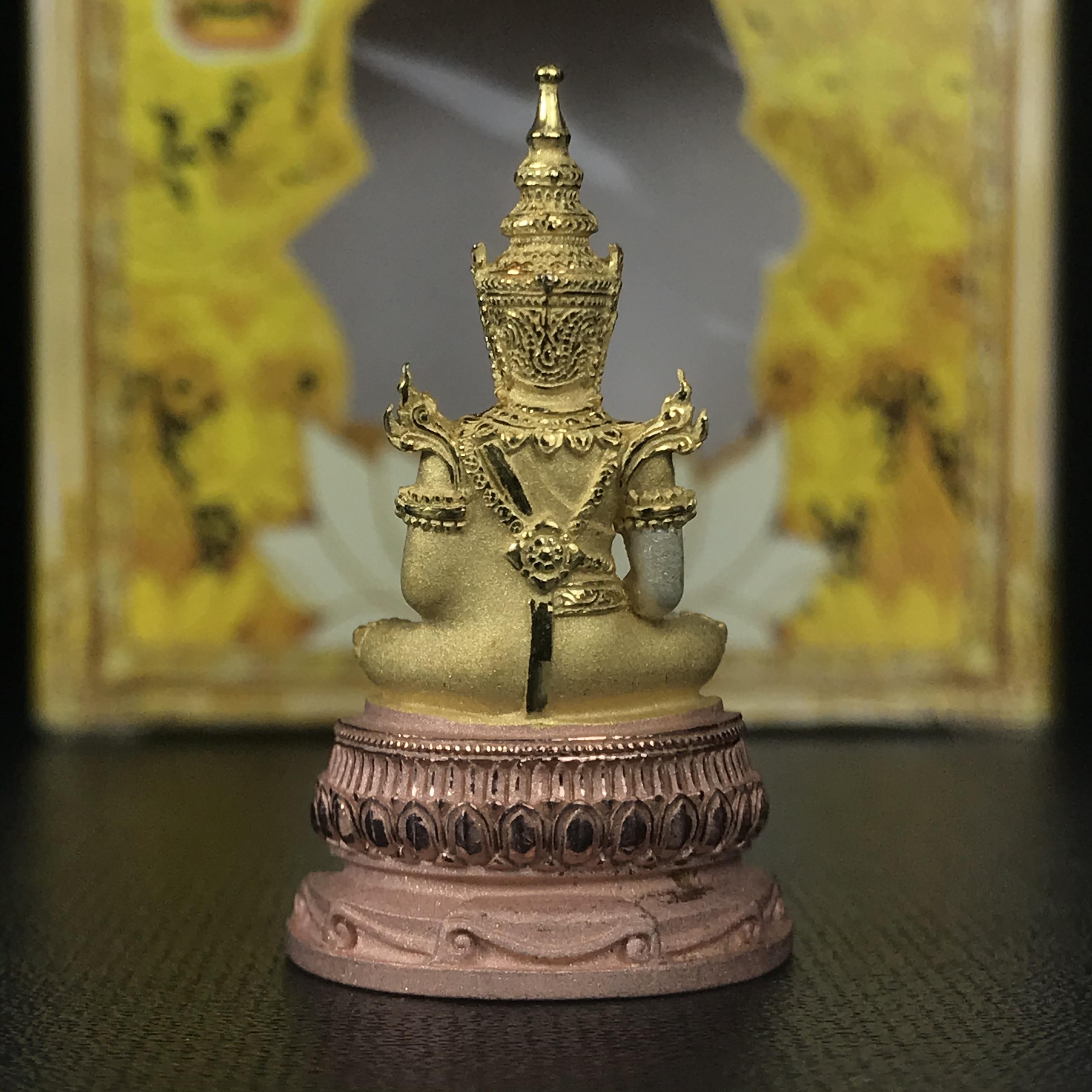 พระแก้วมรกต(จำลอง)ลอยองค์ ขนาดหน้าตัก 1/2 นิ้ว ทรงเครื่องฤดูร้อน เนื้อเงินสามกษัตริย์ ตราสัญลักษณ์ฉลองสิริราชสมบัติ ครบ 60 ปี พ.ศ.2549(สภาพสวย ครบ สมบูรณ์))