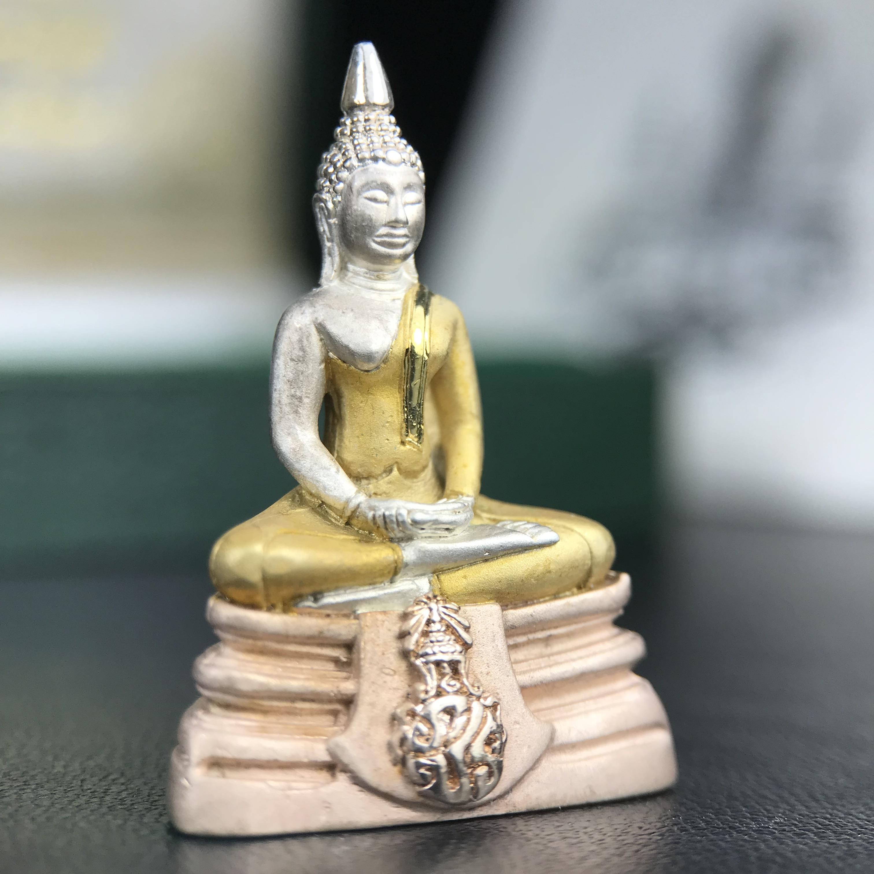 พระพุทธโสธร ภปร. รุ่นย้อนยุค สร้างพระอุโบสถ สมาคมชาวฉะเชิงเทรา จัดสร้าง ปี 2539 วโรกาสครองสิริราชสมบัติครบ 50 ปี เนื้อเงินชุบสามกษัตริย์ทรายนวลขัดเงาบางส่วน(สภาพผิวเดิม เก่าเก็บอย่าดี สวยมาก แบบนี้หายาก) พร้อมกล่องบรรจุและใบรับรองเดิมครบสมบูรณ์