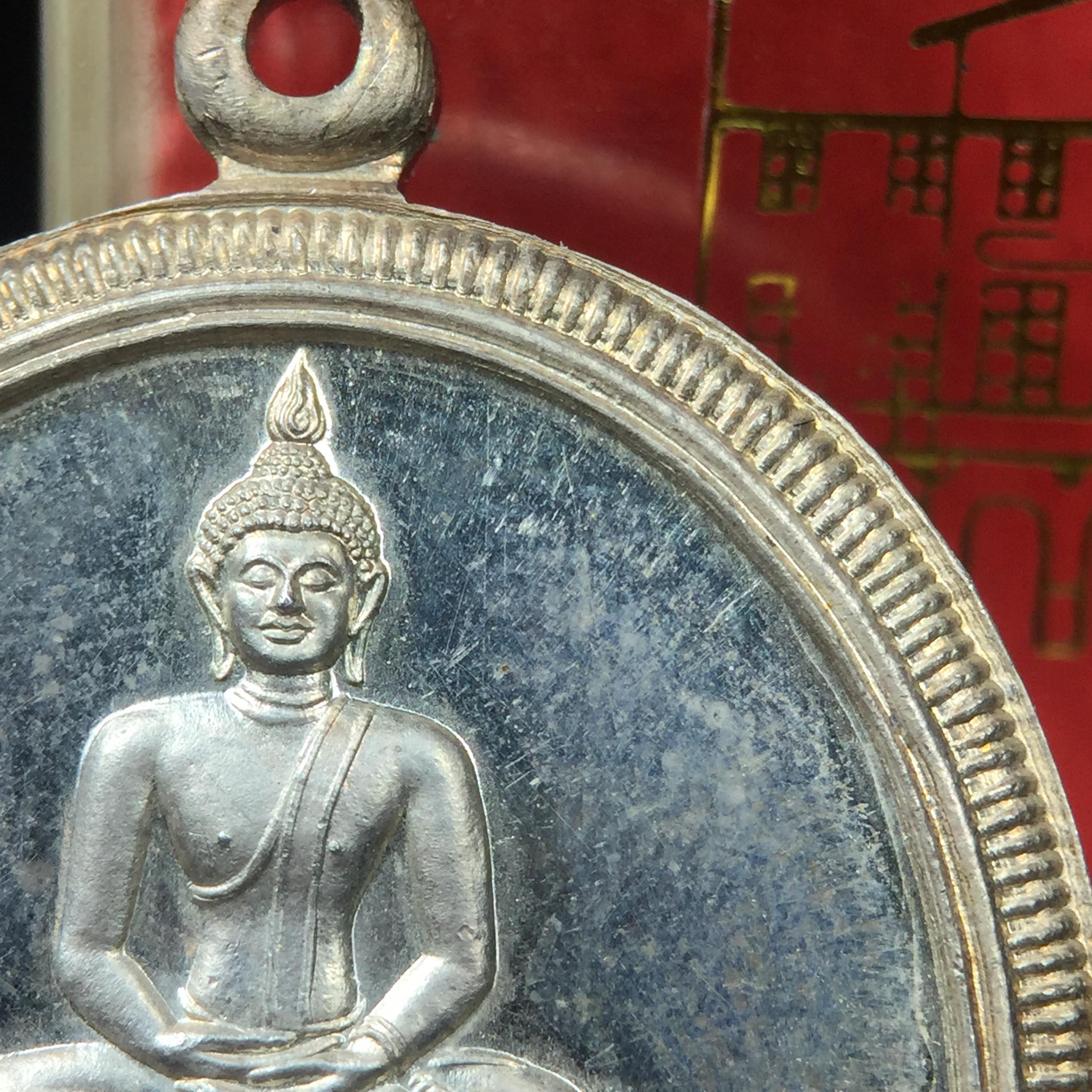 เหรียญพระพุทธสิหิงค์ ภปร. รุ่นมหาลัยธรรมศาสตร์ 60ปี พ.ศ.2537 พิมพ์ใหญ่ เนื้อเงินพร้อมกล่องบรรจุเดิม(ในหลวงรัชกาลที่9เสด็จในพิธี)(พิธีใหญ่ เกจิที่มีชื่อเสียงมาร่วมปลุกเสกจำนวนมาก ชนวนมาลสารเก่าเข้มขลัง )ของดีธรรมศาสตร์ที่ศิษย์เก่าไม่ควรพลาด