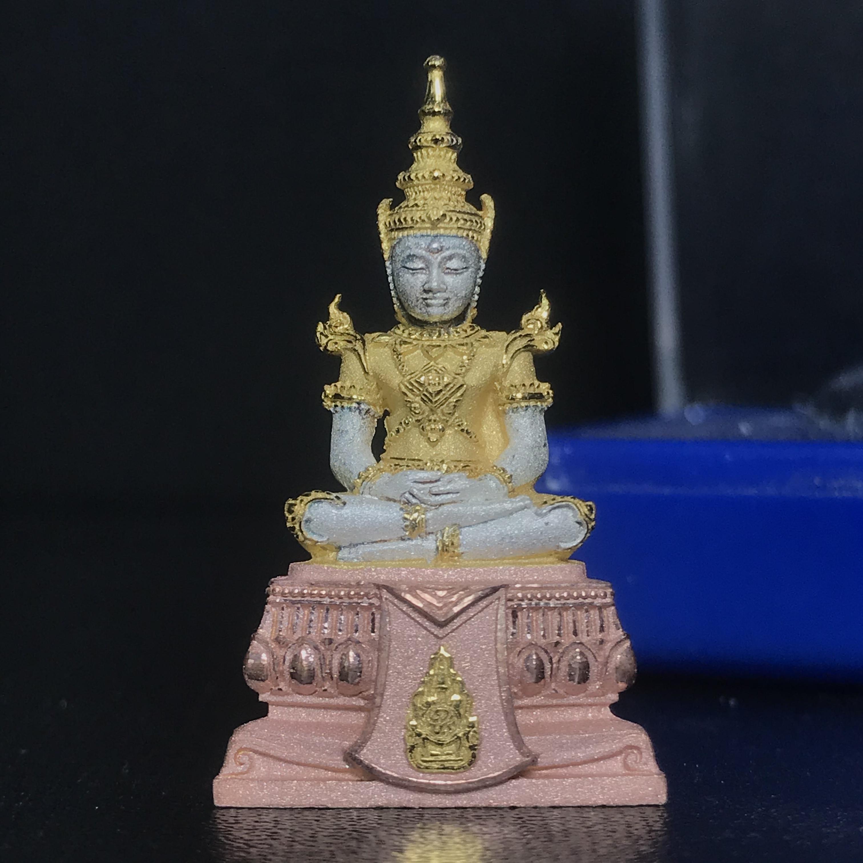 พระแก้วมรกต(จำลอง)ลอยองค์ ขนาดหน้าตัก 1/2 นิ้ว ทรงเครื่องฤดูร้อน เนื้อเงินสามกษัตริย์ ตราสัญลักษณ์ฉลองสิริราชสมบัติ ครบ 60 ปี พ.ศ.2549