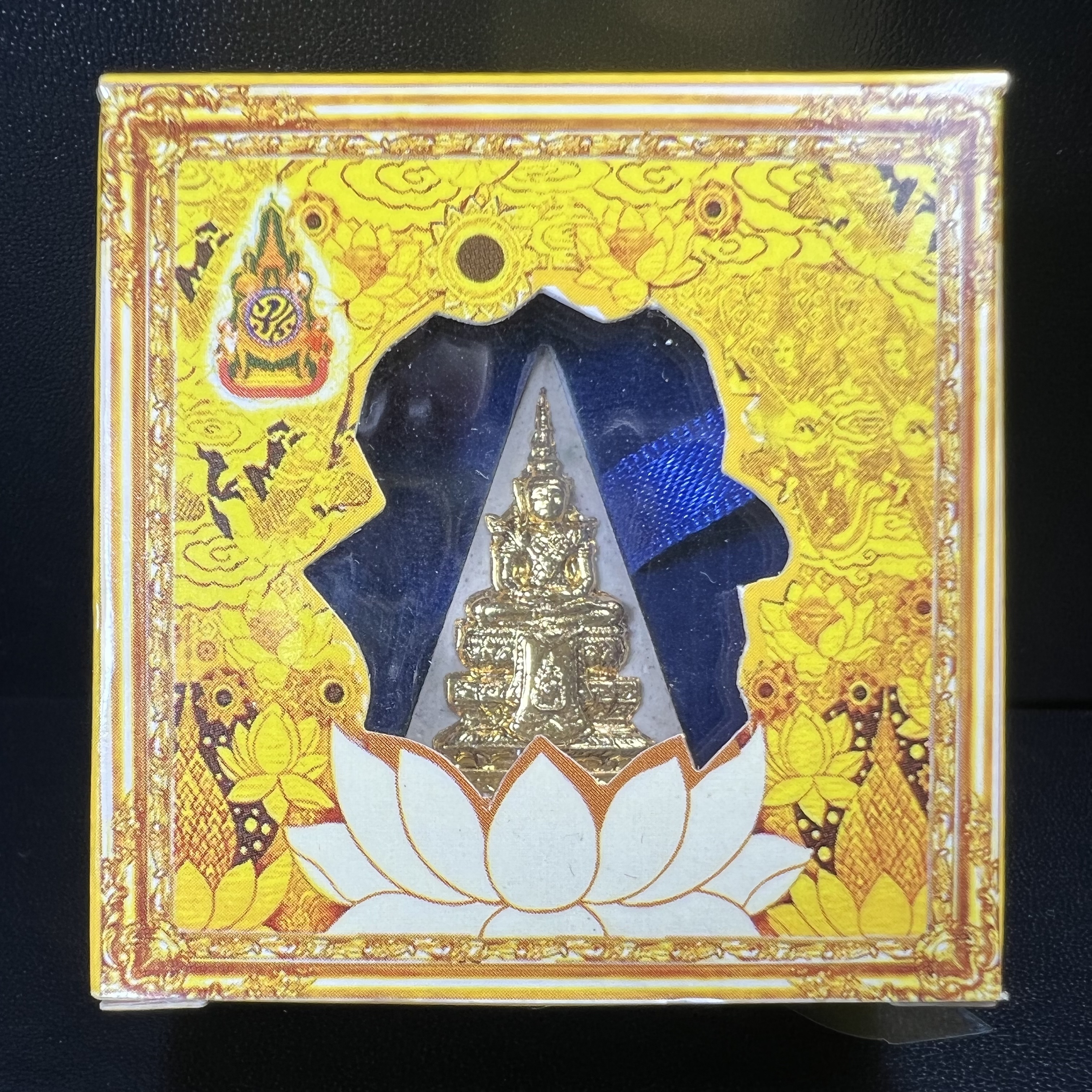 พระแก้วมรกต(จำลอง)ทรงเครื่องฤดูร้อน พระผงบูชา ด้านหน้าปิดทอง ด้านหลังตราสัญลักษณ์ฉลองสิริราชสมบัติครบ 60ปี เนื้อเงินขึ้นสีรุ้งธรรมชาติสร้างสรรค์งดงาม(รุ่นนี้ได้พระราชทานเส้นพระเจ้า(เส้นผม)รัชกาลที่9ในการจัดสร้าง)