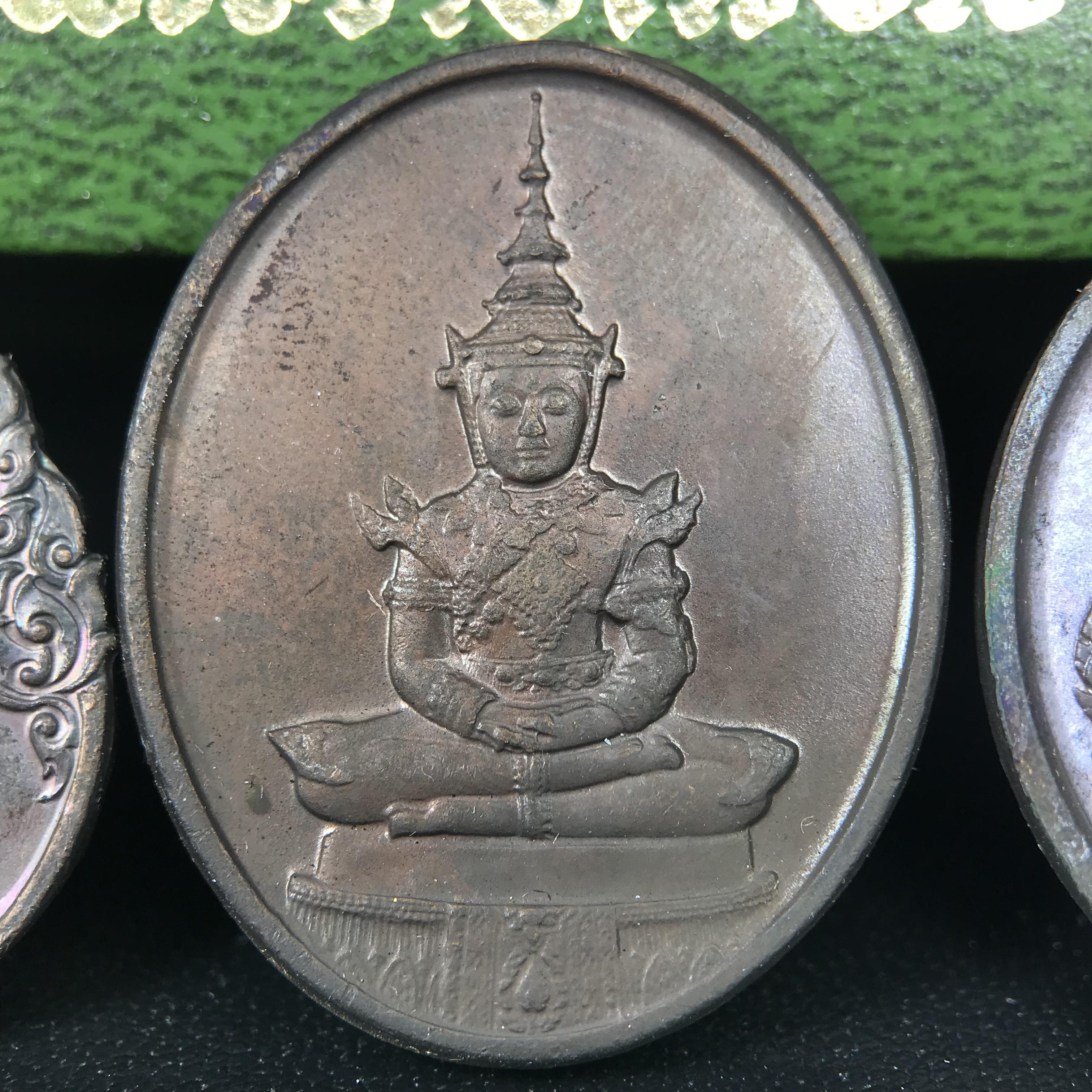 เหรียญพระแก้วมรกตหลัง ภปร. ฉลองกรุงรัตนโกสินทร์ครบ 200 ปี พ.ศ.2525 เนื้อทองแดงกล่องบรรจุเดิมครบ3พิมพ์(บล็อกพระราชศรัธา)(ในหลวงรัชกาลที่9 เสด็จในพิธี)พระคู่บ้านคู่เมือง...พระดี...พิธีใหญ่