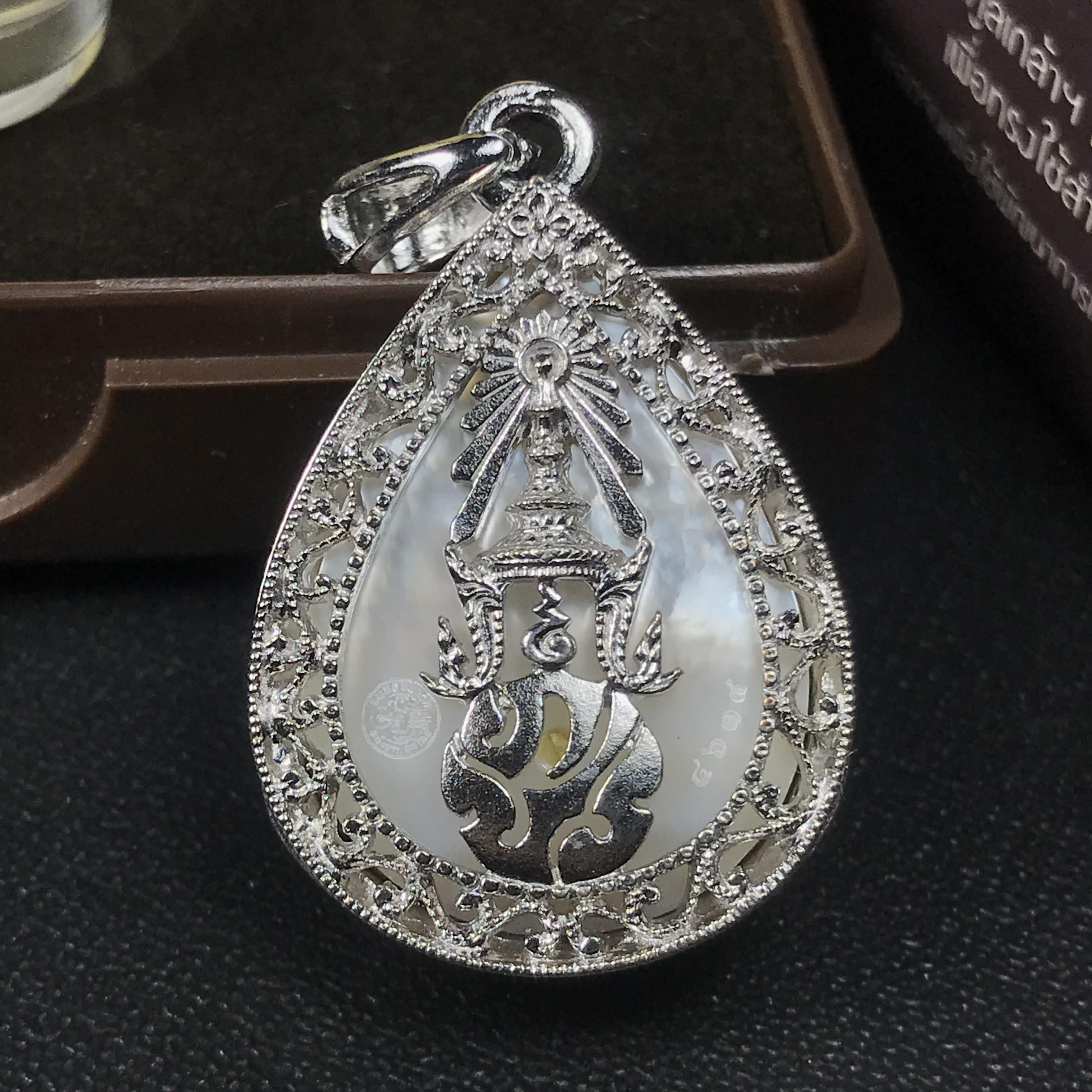 พระพุทธชินราช ภปร. โครงการ "เพราะแผ่นดินนี้ คือ แผ่นดินเกิด" ปี2548(รุ่นแรก) เหรียญทรงหยดน้ำ ขนาด 21 x 31 มม. เนื้อเงินสามกษัตริย์