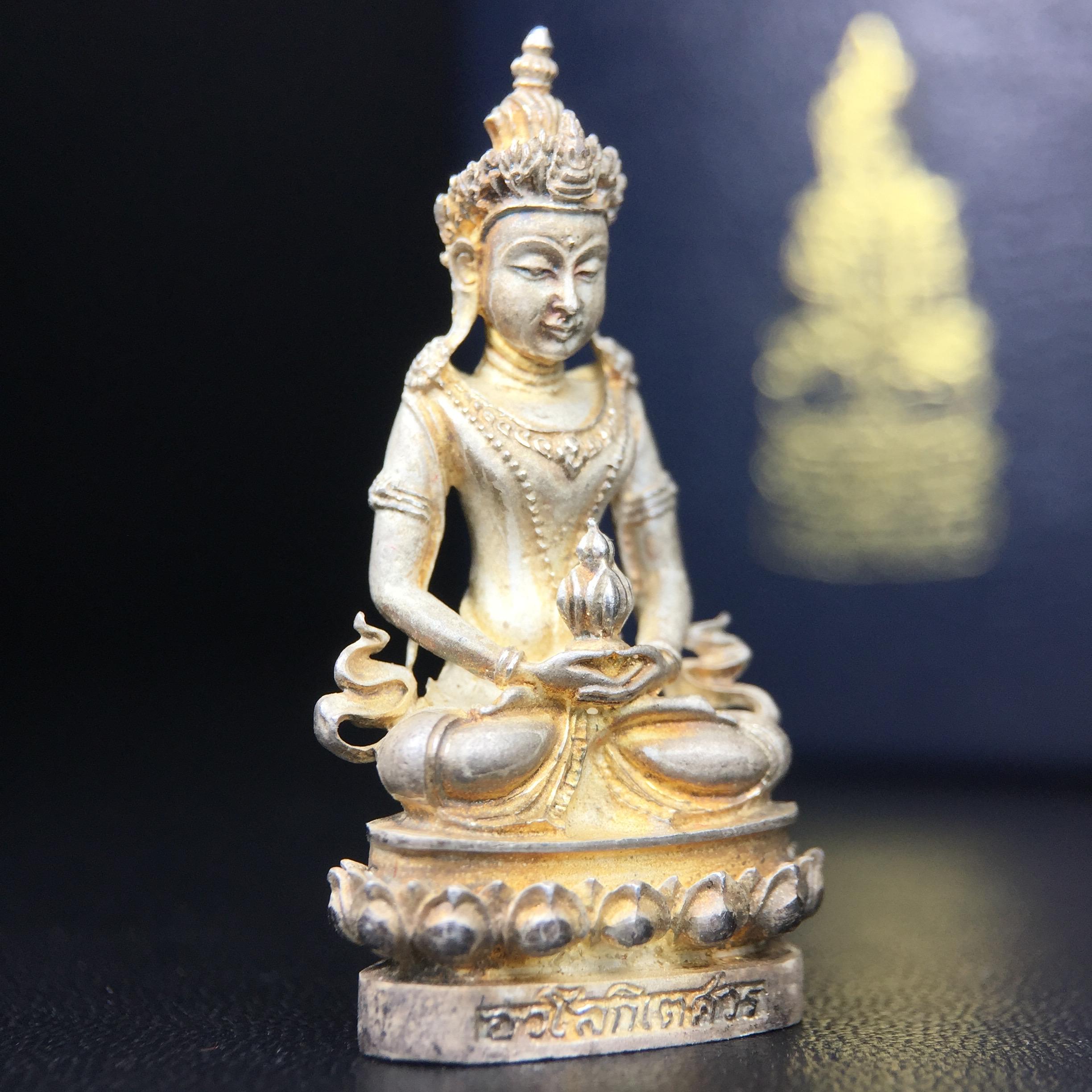 พระกริ่งอวโลกิเตศวร ( เจ้าแม่กวนอิม ) วัดโพธิ์แมนคุณาราม เนื้อเงิน พ่นทราย(ผิวเดิม ขึ้นสีรุ้งธรรมชาติ แบบนิยม เสน่ห์ของพระเนื้อเงิน) รุ่นอุดมโภคทรัพย์ พ.ศ.2539(อีกหนึ่งรุ่นยอดนิยม พุทธศิลป์สวยงดงาม)