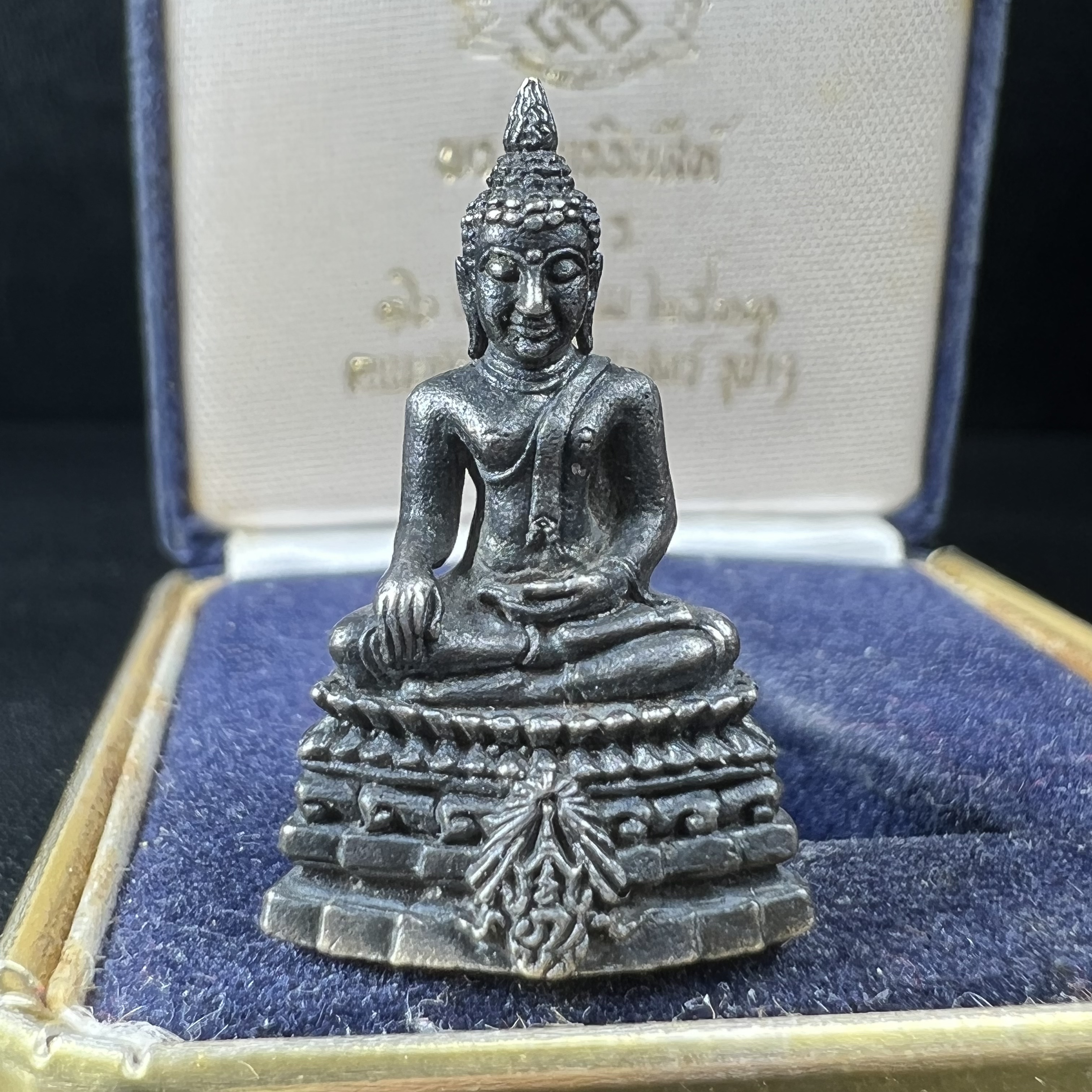 พระกริ่งพระพุทธชินสีห์ ภปร ทันโตเสฏโฐ ปี 2533 เนื้อเงิน (วัตถุมงคลหนึ่งเดียวที่บรรจุพระทนต์(ฟัน)ในหลวงรัชกาลที่9 พระราชทานให้จัดสร้าง)(1ใน1999องค์)