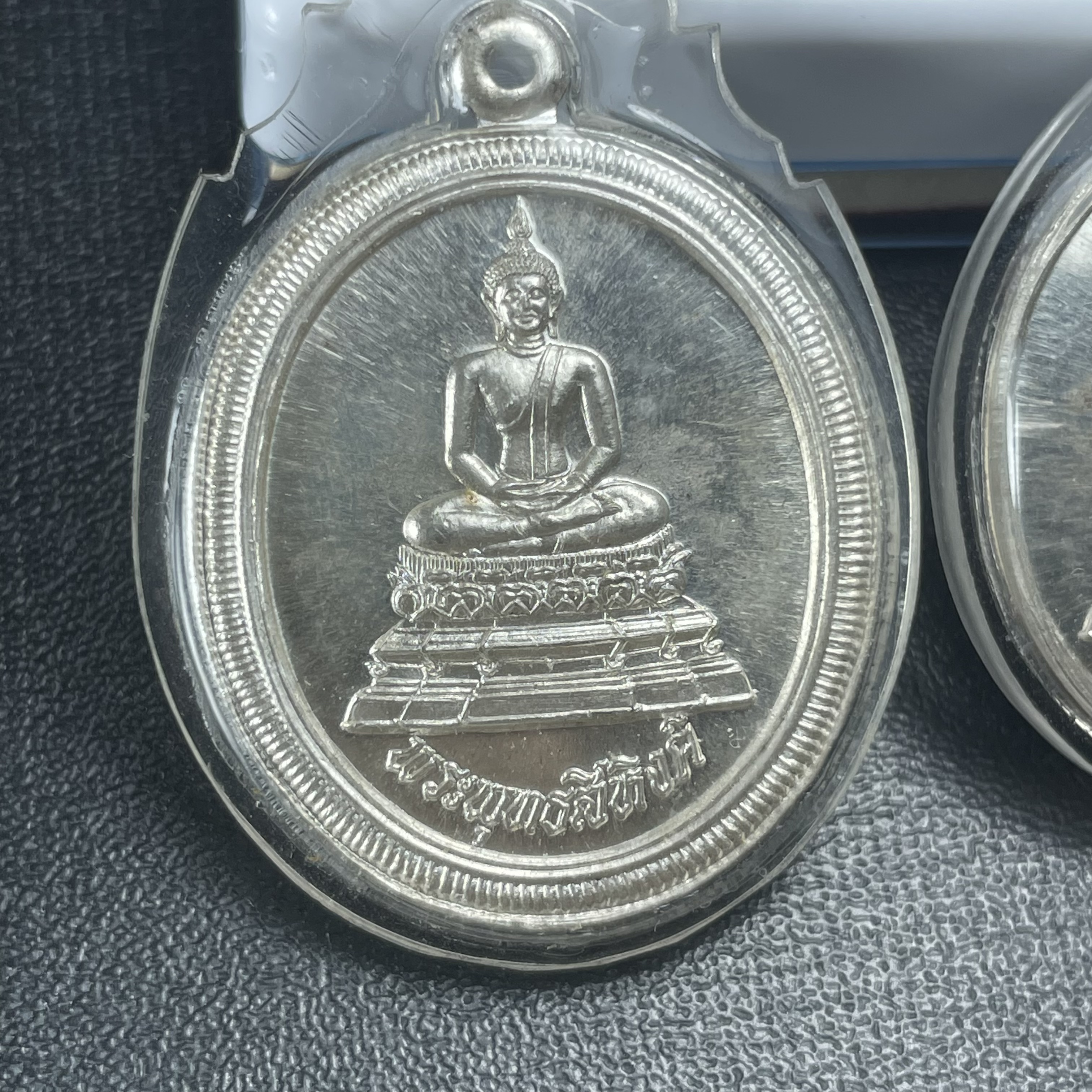 เหรียญพระพุทธสิหิงค์ ภปร. รุ่นมหาลัยธรรมศาสตร์ 60ปี พ.ศ.2537 พิมพ์ใหญ่+พิมพ์เล็ก เนื้อเงินผิวเดิม(ในหลวงรัชกาลที่9เสด็จในพิธี)(หลวงตามหาบัวร่วมปลุกเสก)