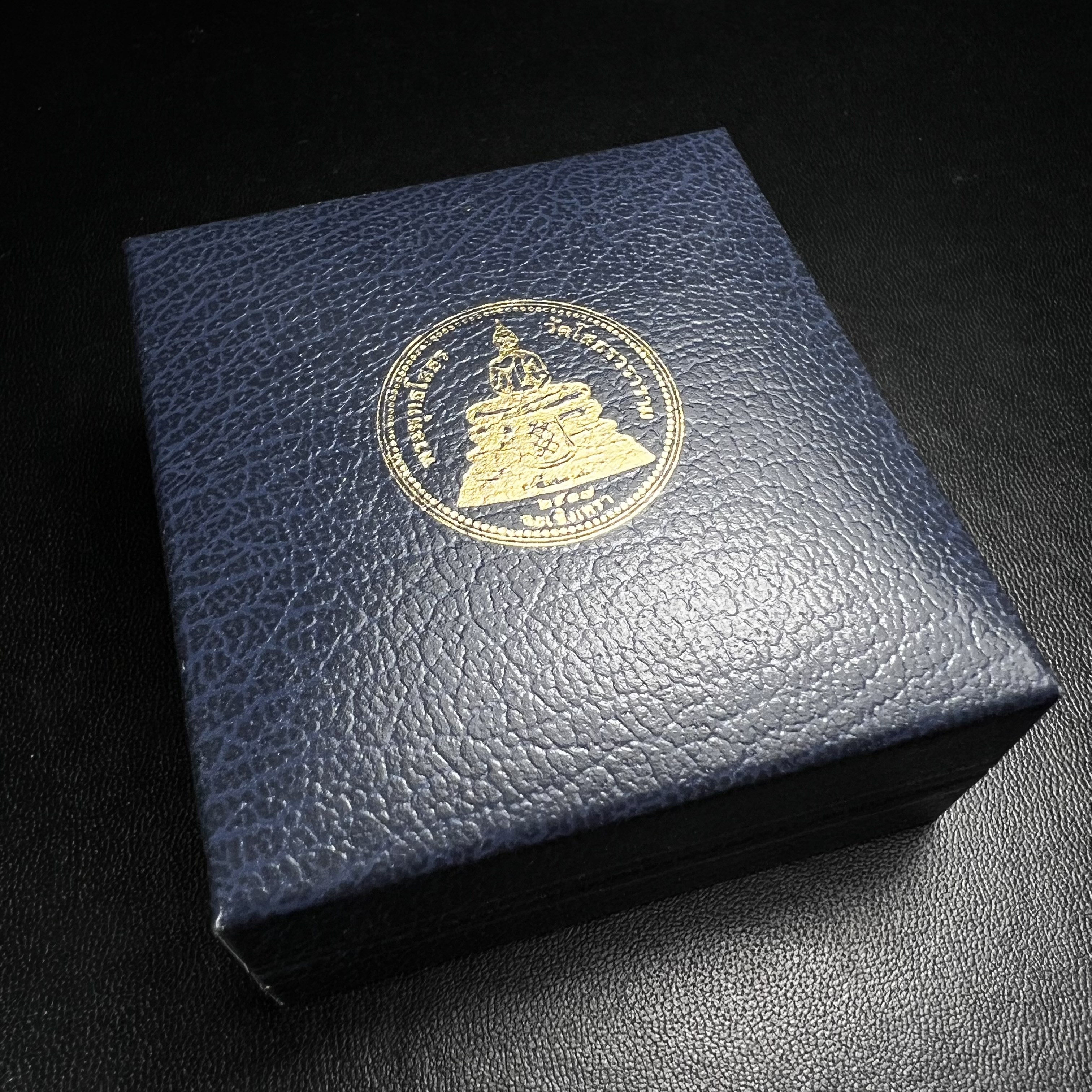 เหรียญพระพุทธโสธร 2 หน้า วัดโสธรวรารามวรวิหาร จ.ฉะเชิงเทรา ปี 2537เนื้อเงินขัดเงาสองหน้า ขนาด 2.8 ซ.ม. บล็อกนอก ผลิตที่โรงกษาปณ์ Royal Australian Mint ประเทศออสเตรเลีย พร้อมกล่องบรรจุเดิม สภาพสวย