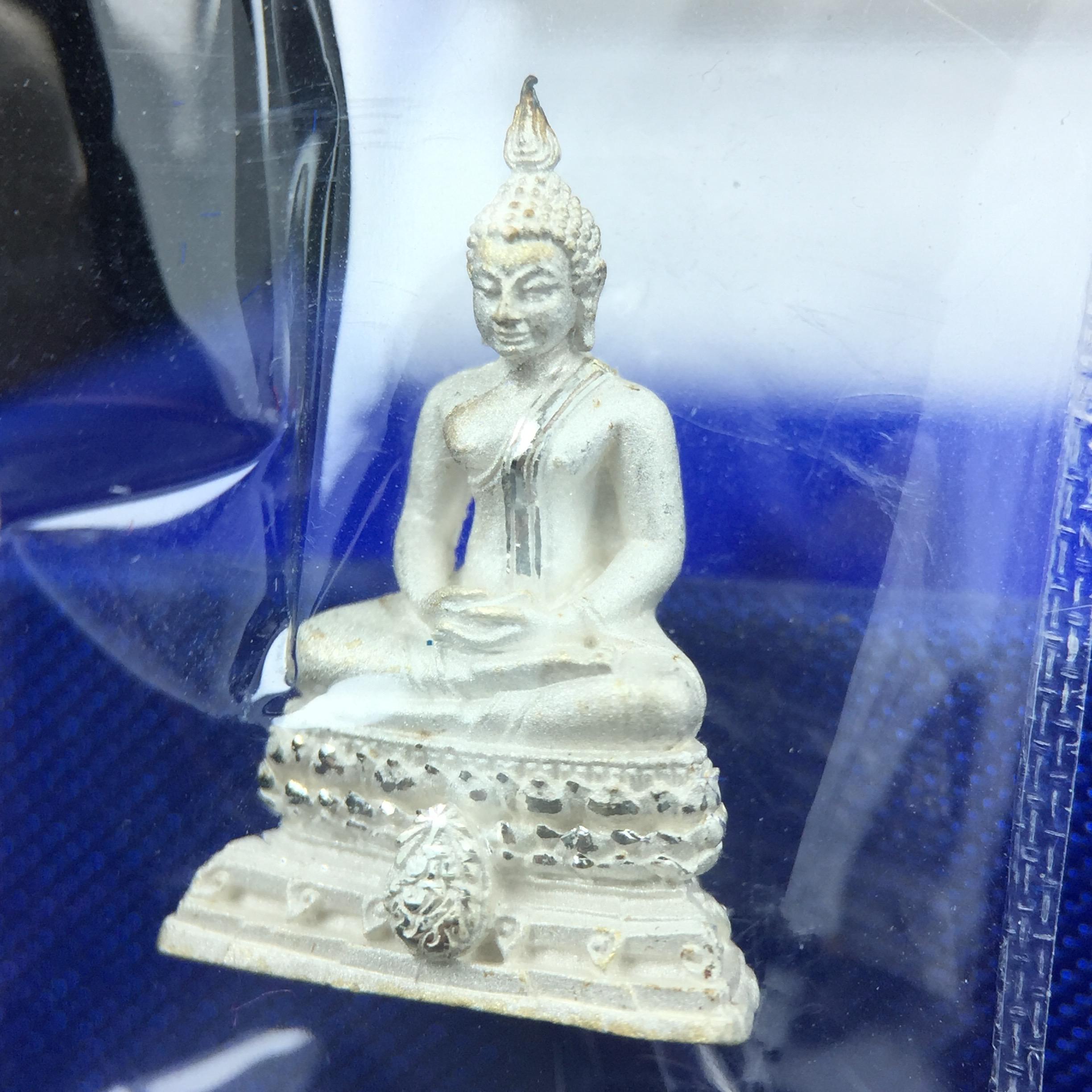 พระชัยวัฒน์พุทธสิหิงค์ ภปร. รุ่นสร้างหอพระธรรมศาสตร์ ปี2542 เนื้อเงิน(ผิวเดิม ซีนซองเดิม กล่องครบสวยสมบูรณ์) มหาพิธี 3วาระอันยิ่งใหญ่(ตอกโค๊ตและหมายเลข)1ใน 10000 องค์