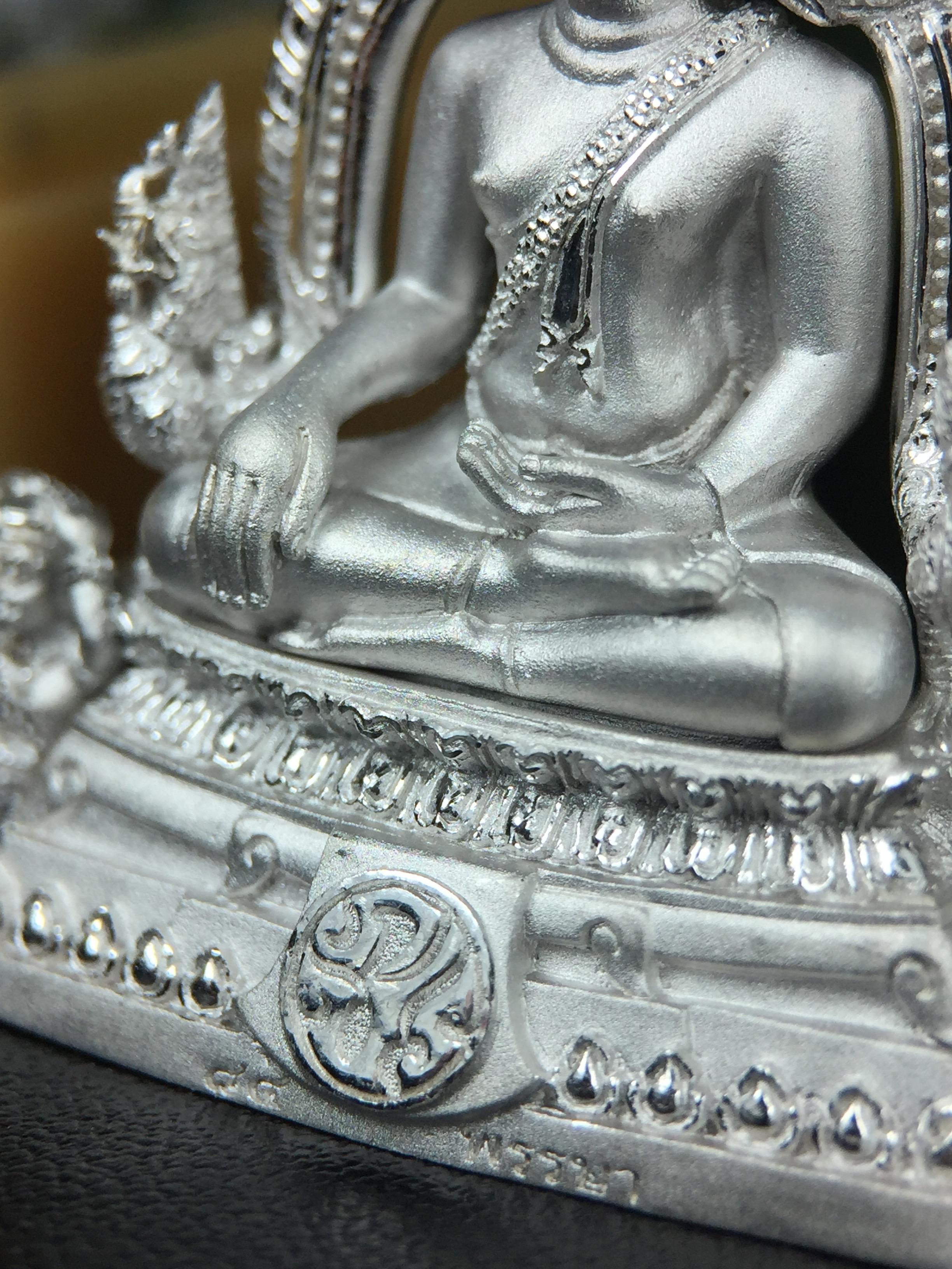 พระพุทธชินราช(จำลอง) ภปร. 84 พรรษา เนื้อเงินชุบทองคำขาว พิมพ์ใหญ่ขนาดหน้าตัก 3/4 นิ้ว(พระราชทานมวลสาร จิตรลดาและเส้นพระเจ้า(เส้นผม))รัชกาลที่9)พุทธศิลป์ทรงคุณค่าอีกหนึ่งรุ่นยอดนิยม(1ใน 3000 องค์)