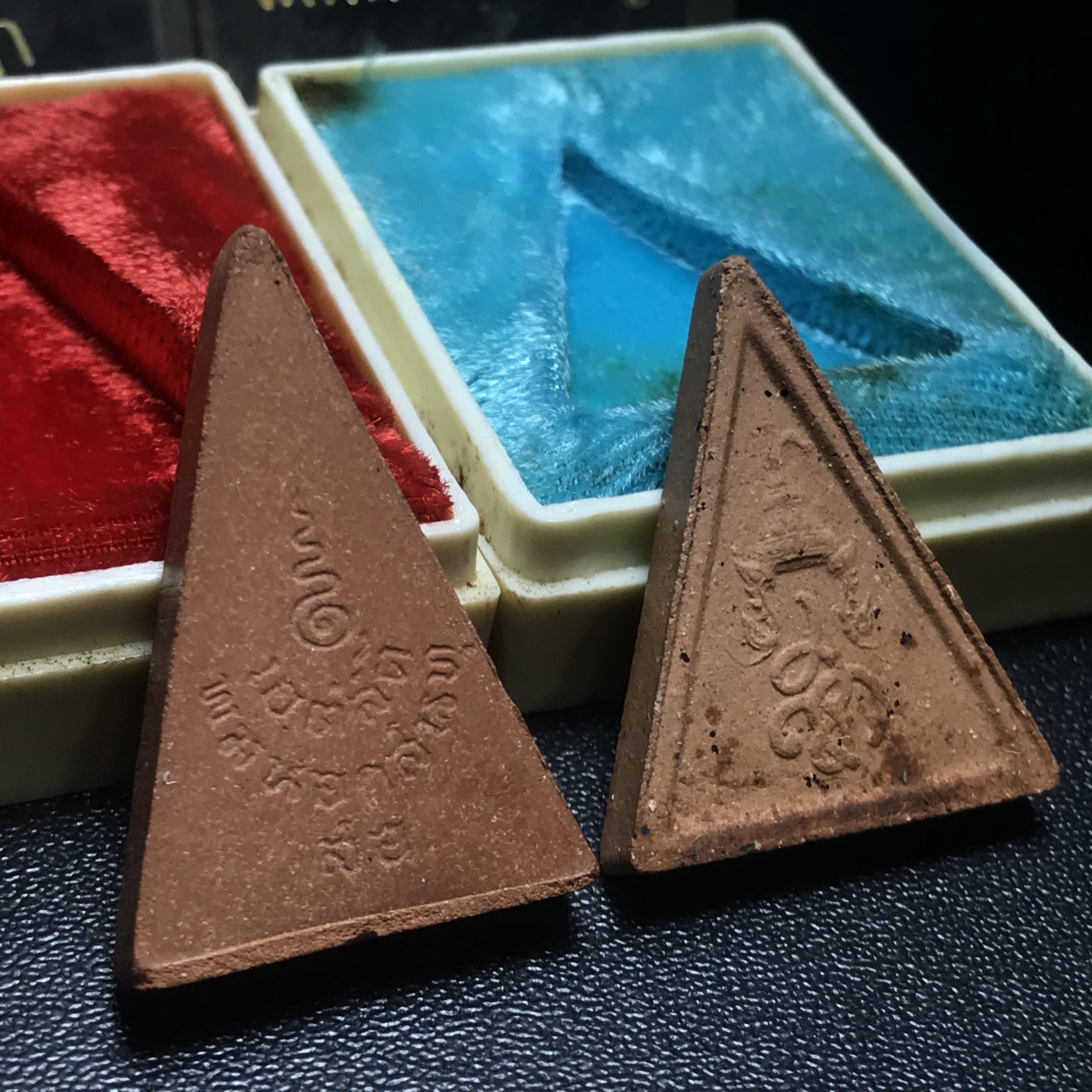 พระสมเด็จอุณาโลมทรงจิตรลดา+พระสมเด็จนางพญา สก. วัดบวรนิเวศวิหาร ปี2519 พิมพ์ใหญ่ กล่องบรรจุเดิม(ในหลวงรัชกาลที่9และสมเด็จพระราชินี เสด็จร่วมในพิธี)(พิธีใหญ่)(มวลสารดี)อีกหนึ่งวัตถุมงคลในหลวงที่ทรงคุณค่า