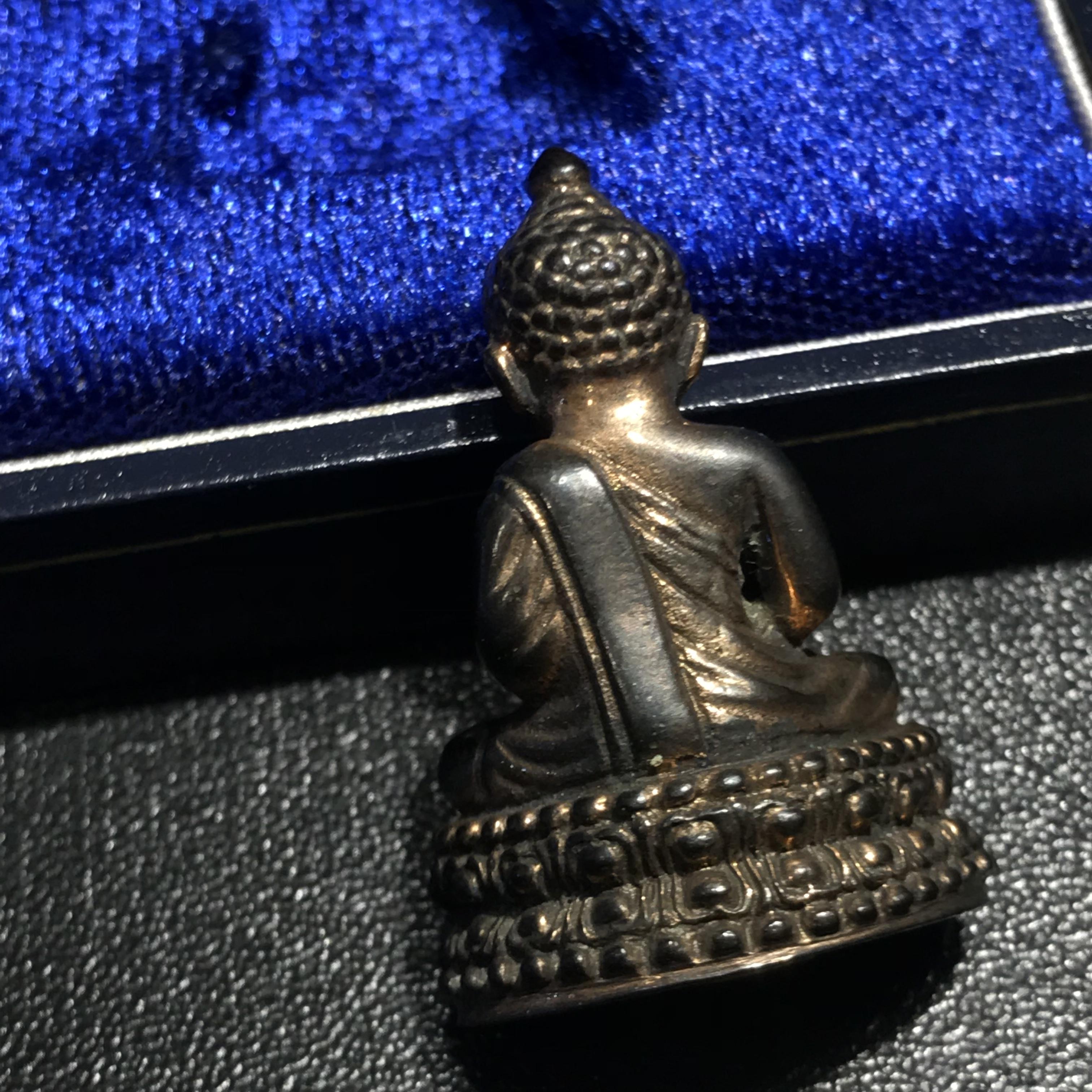 พระนิรันตราย ปี2538 วัดบวรนิเวศ เนื้อนวโลหะเต็มสูตร (อุดผงจิตรดาและเส้นเกษา)(นิยมหายาก)