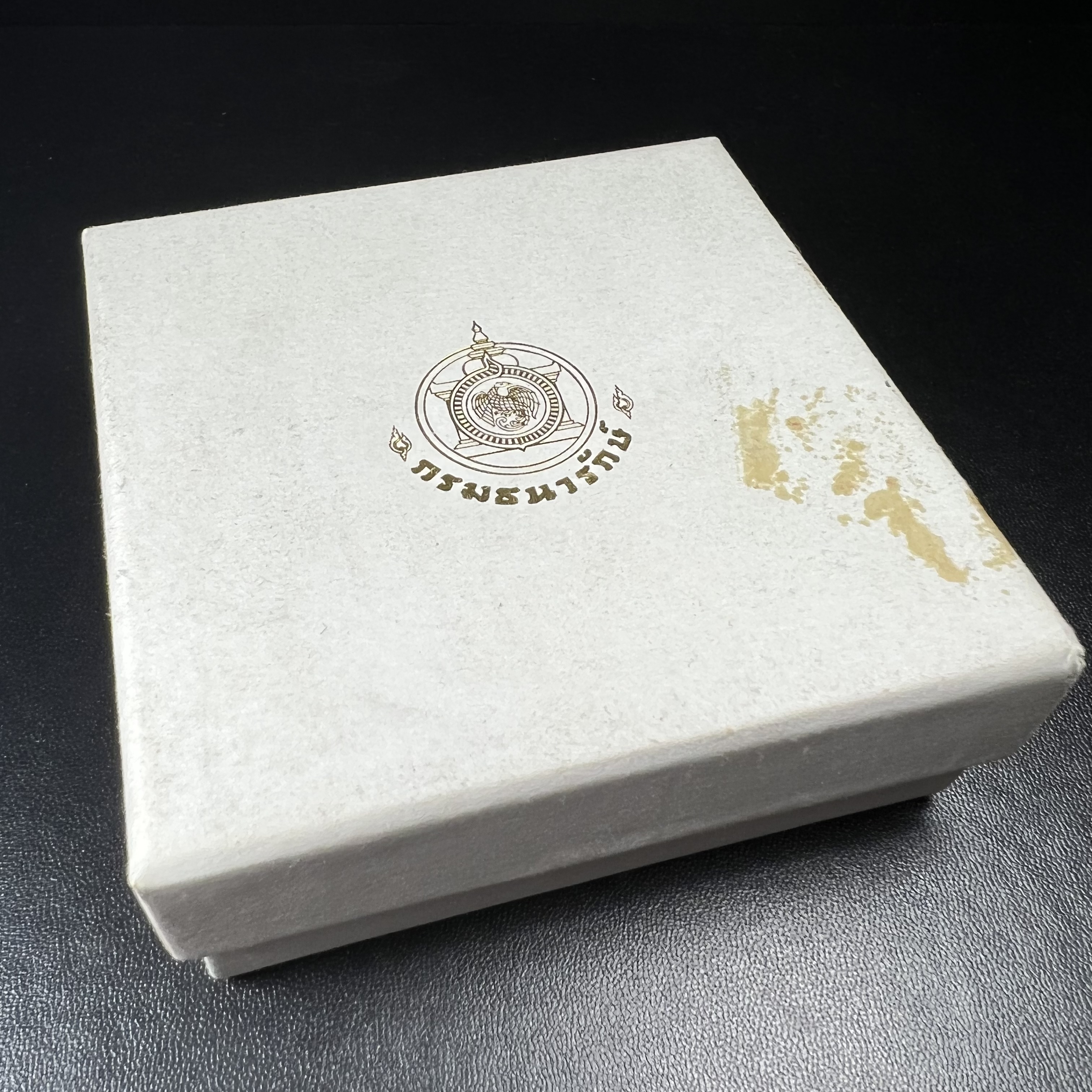 เหรียญที่ระลึกพระคลัง (พิมพ์สี) เนื่องในโอกาสครบ 125 ปี พระคลังมหาสมบัติ พ.ศ. 2558 เนื้อเงิน 99.99% ขัดเงา พิมพ์สี สวยสดงดงาม(นิยม สร้างน้อย หายาก)1 ใน 3126เหรียญ ***ตามความเชื่อที่ว่า ท่านใดมีพระคลังไว้บูชา ท่านนั้น จะมีกินมีใช้ตลอดไป เงินทองไม่ขาดมือ***