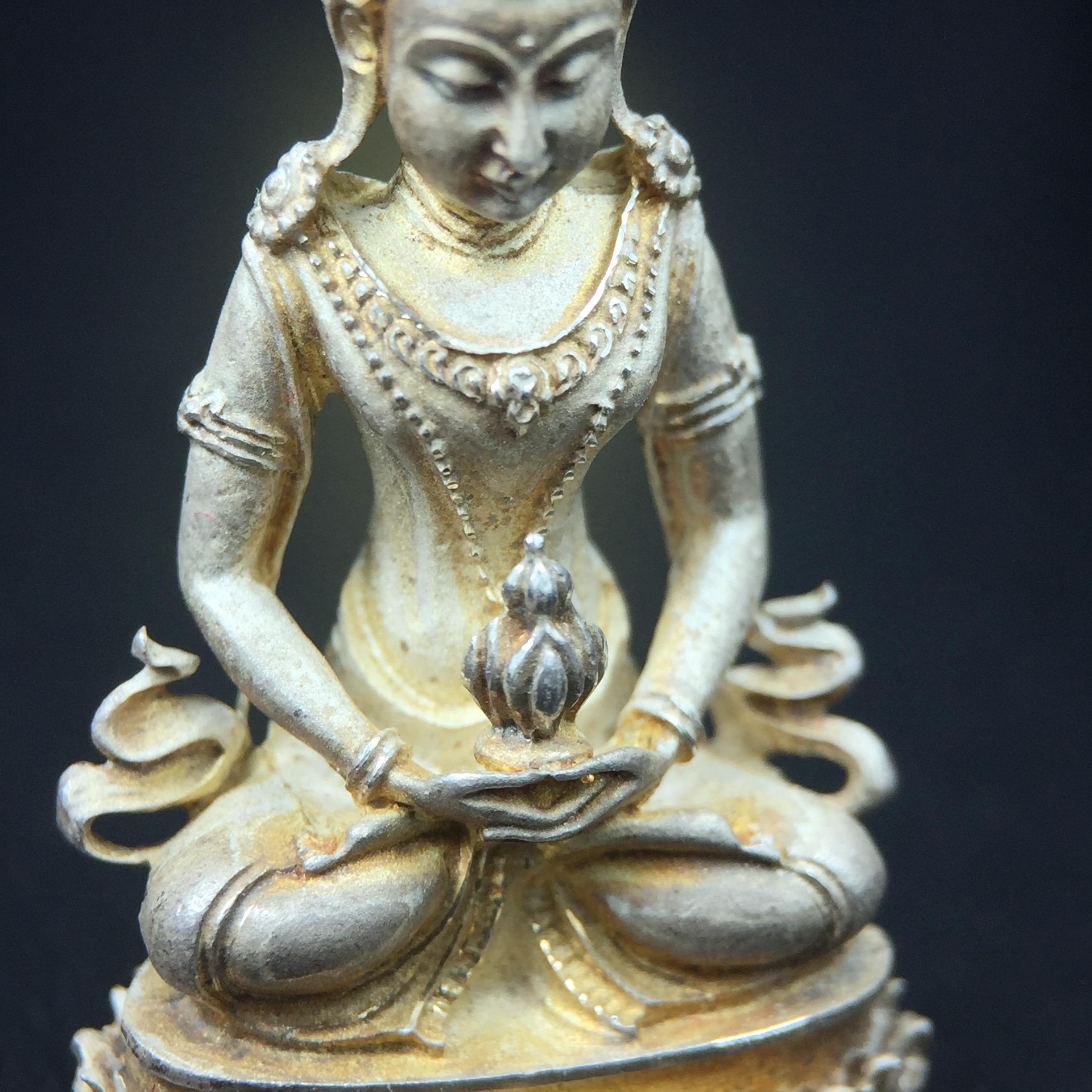 พระกริ่งอวโลกิเตศวร ( เจ้าแม่กวนอิม ) วัดโพธิ์แมนคุณาราม เนื้อเงิน พ่นทราย(ผิวเดิม ขึ้นสีรุ้งธรรมชาติ แบบนิยม เสน่ห์ของพระเนื้อเงิน) รุ่นอุดมโภคทรัพย์ พ.ศ.2539(อีกหนึ่งรุ่นยอดนิยม พุทธศิลป์สวยงดงาม)