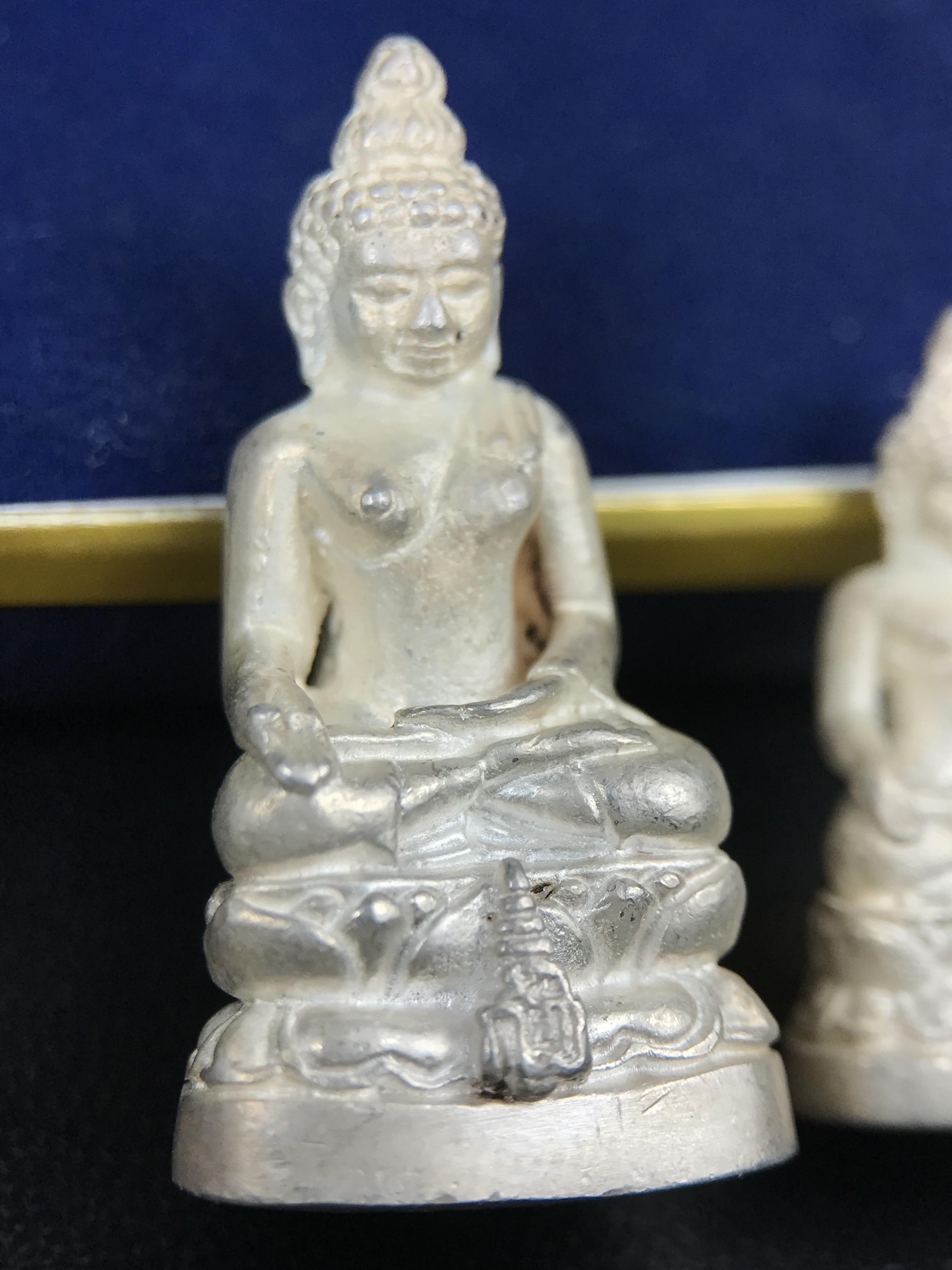 พระกริ่ง-พระชัยวัฒน์ ไพรีพินาศ ญสส.รุ่น นวฤทธิ์โภคทรัพย์ ปี 2544 อุดผงพุทธคุณ บรรจุมวลสารจิตรลดา และเส้นพระเกศาของสมเด็จพระญาณสังวร พระสังฆราชฯ พร้อมกล่องบรรจุเดิม เนื้อเงิน ก้นทองคำ(พิมพ์กรรมการ)ชุดหมายเลข ๒(1ใน 89 ชุด) หายากพบเจอน้อยมาก