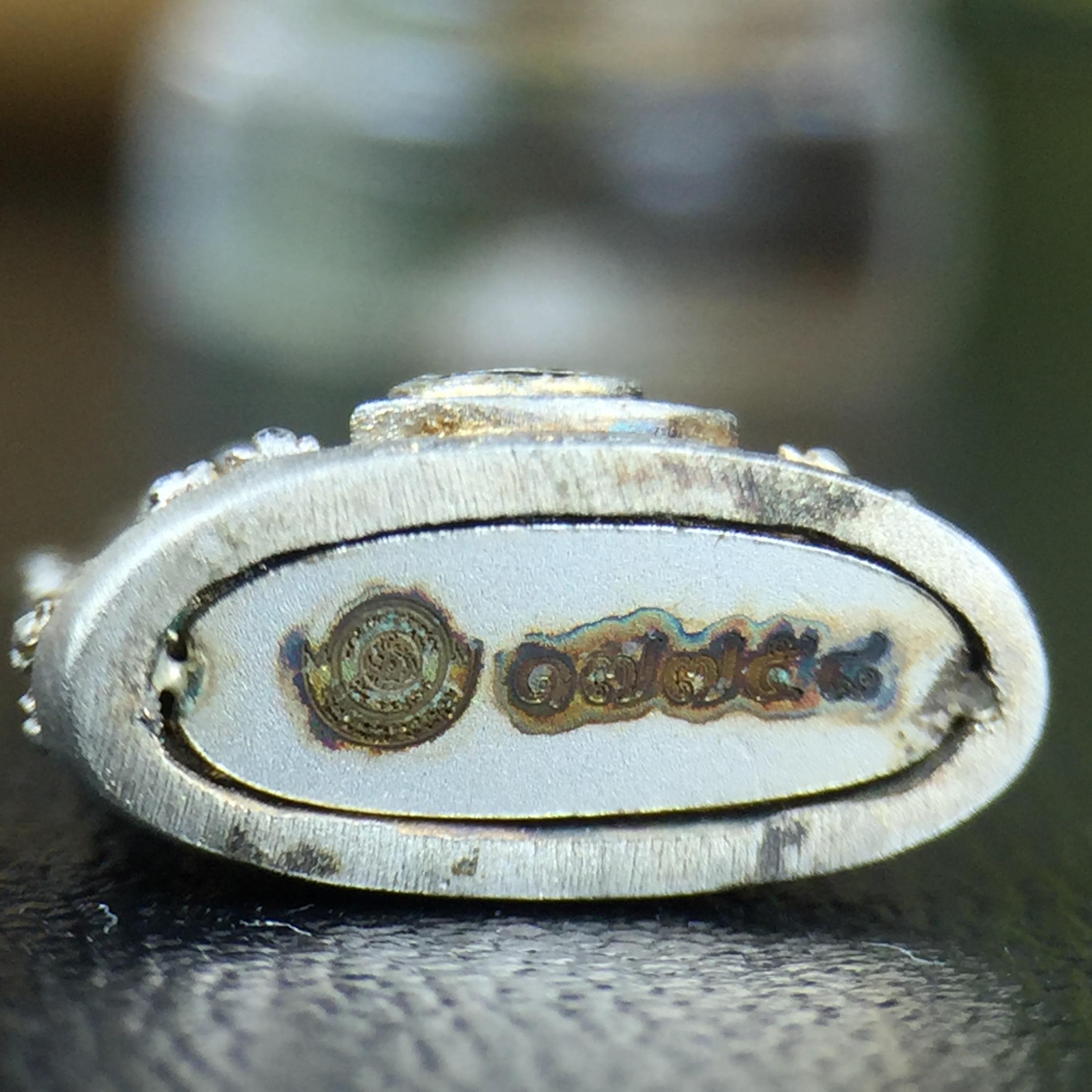 พระพุทธชินราช(จำลอง) ภปร. 84 พรรษา เนื้อเงินชุบทองคำขาว พิมพ์เล็กขนาดหน้าตัก 1/4 นิ้ว (สภาพผิวเดิมสวย ขึ้นสีรุ้งธรรมชาติ แบบนิยม)(พระราชทานมวลสาร จิตรลดาและเส้นพระเจ้า(เส้นผม))พุทธศิลป์ทรงคุณค่าอีกหนึ่งรุ่นยอดนิยม