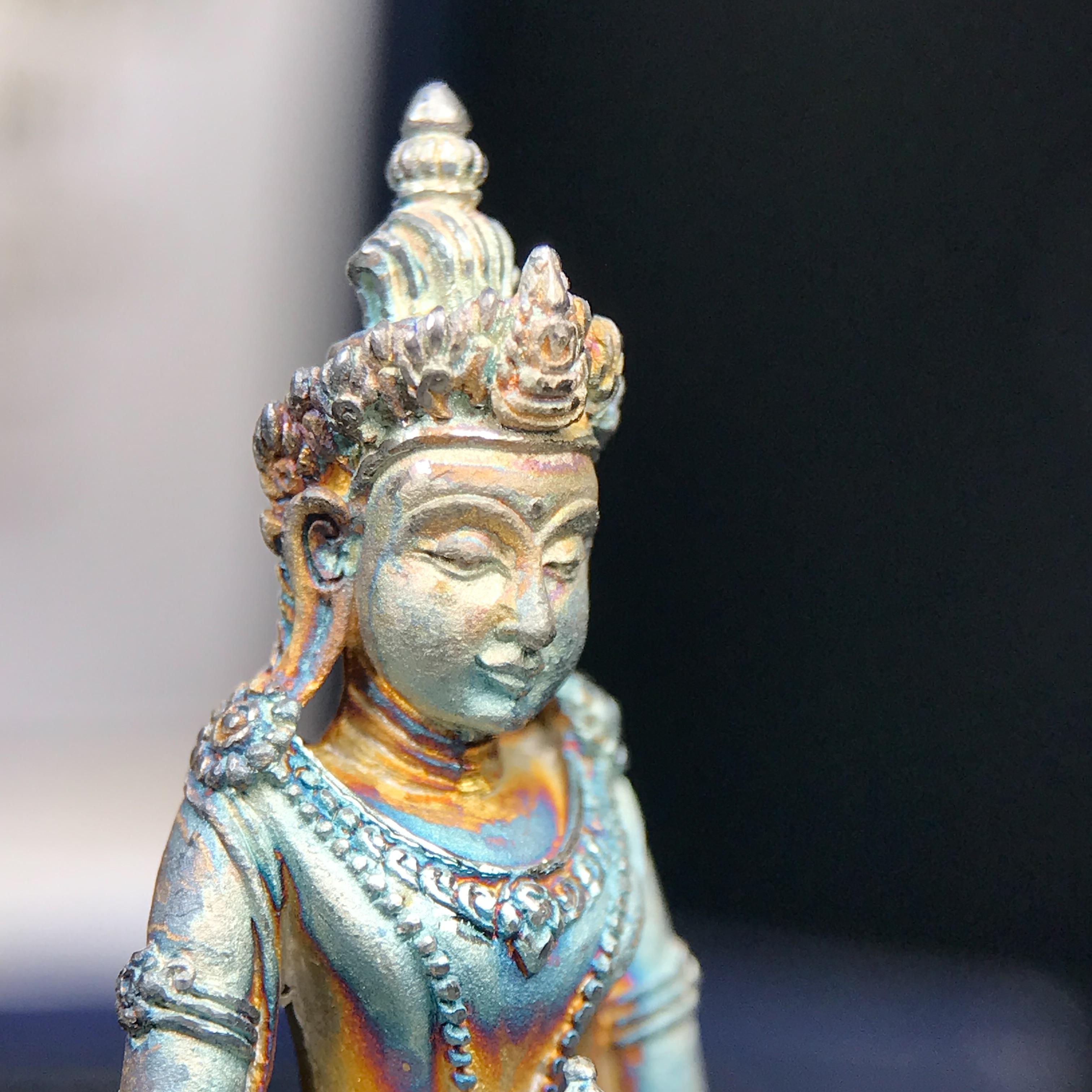 พระกริ่งอวโลกิเตศวร ( เจ้าแม่กวนอิม ) วัดโพธิ์แมนคุณาราม รุ่นอุดมโภคทรัพย์ ปี 2539 เนื้อเงินพ่นทราย(ผิวเดิม ขึ้นสีรุ้งธรรมชาติ แบบนิยม เสน่ห์ของพระเนื้อเงิน)(พร้อมกล่องบรรจุเดิม)(อีกหนึ่งรุ่นยอดนิยม พุทธศิลป์สวยงดงาม)หายาก 1 ใน 5000 องค์*องค์หมายเลข ๓๖๔๒*