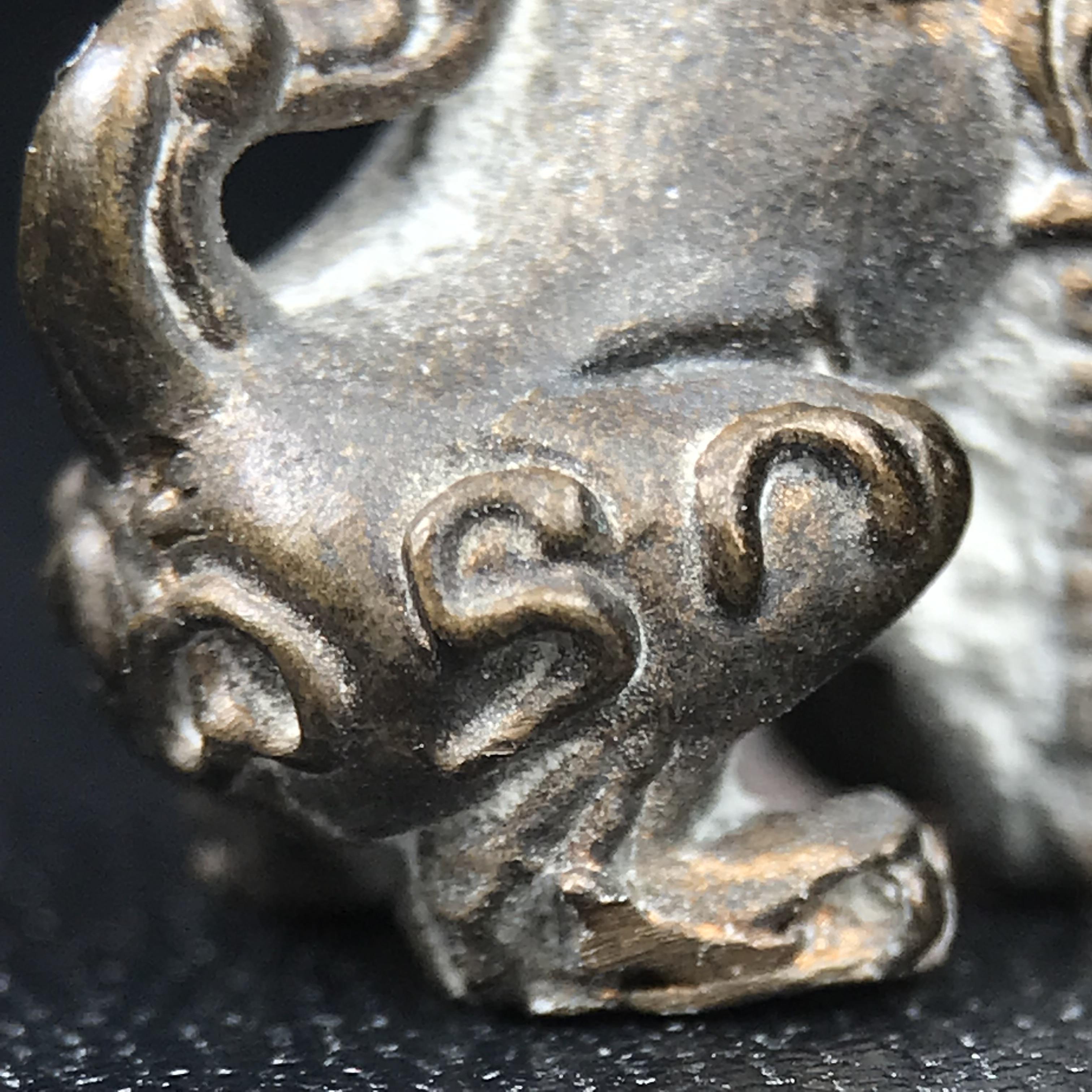 สิงห์เจ้าพ่อดำ วัดบุพพาราม จ.เชียงใหม่ ปี 2518 เนื้อนวโลหะ(ตอก 2 โค๊ต)หายาก(สภาพผิวเดิมสวยเดิมกล่องครบ) สิงห์รุ่นนี้มีพิธีดีมีเกจิอาจารย์ที่ร่วมปลุกเสกมากมาย****เครื่องราง ที่พระบาทสมเด็จพระเจ้าอยุ่รัชกาลที่ ๙ ทรงเสด็จฯประกอบพิธีด้วยพระองค์เอง