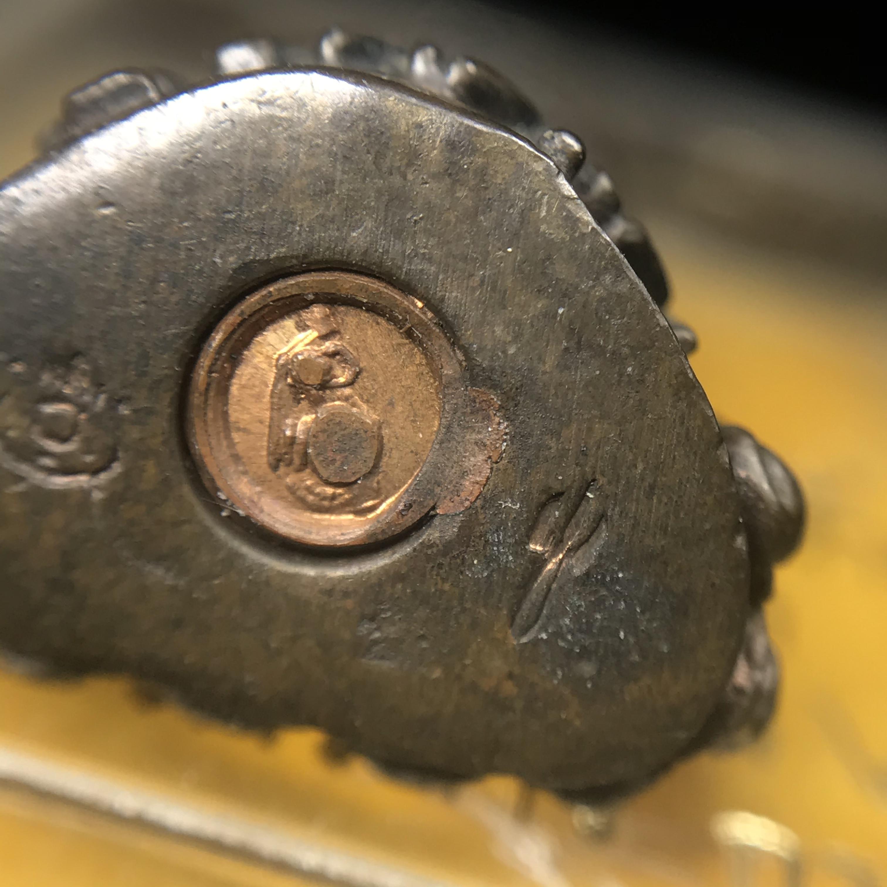 พระกริ่งภูริทัตโต (หลวงปู่มั่น ภูริทัตโต) เนื้อนวโลหะ ปี 2520 สุดยอดพระเกจิสายวิปัสสนากรรมฐานปลุกเสก (สมเด็จพระญาณสังวรเป็นประธานเททอง)(สภาพสวยครบกล่องเดิม)