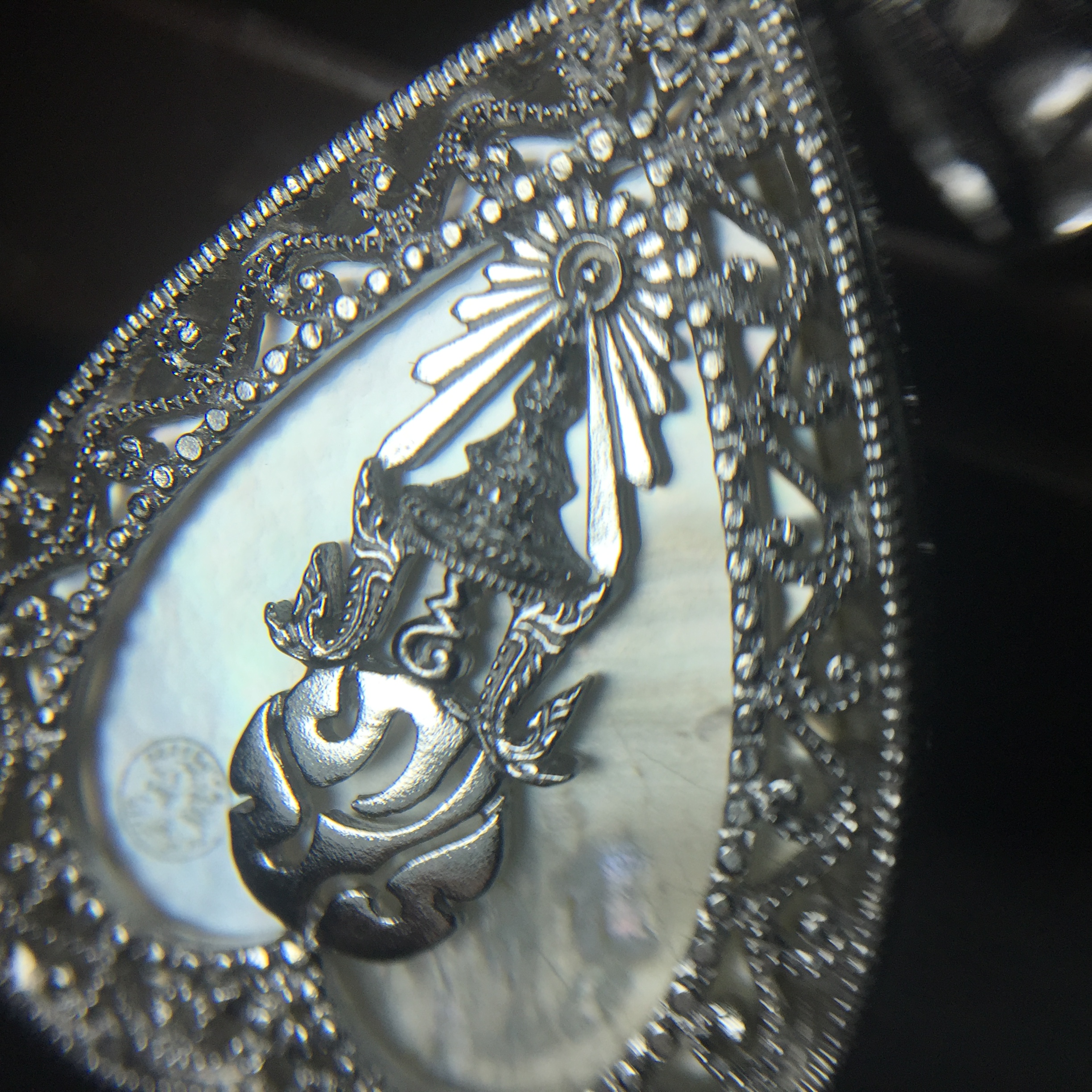 พระพุทธชินราช ภปร. โครงการ "เพราะแผ่นดินนี้ คือ แผ่นดินเกิด" ปี2548(รุ่นแรก) เหรียญทรงใบโพธิ์ ขนาด 21 x 29 มม. เนื้อเงินสามกษัตริย์ องค์พระชุบสามกษัตริย์ ล้อมด้วยกรอบเงินชุบทองคำขาวสลักเสลาเป็นลวดลายละเอียดอ่อน ส่วนพื้นองค์พระเป็นเปลือกหอยมุข