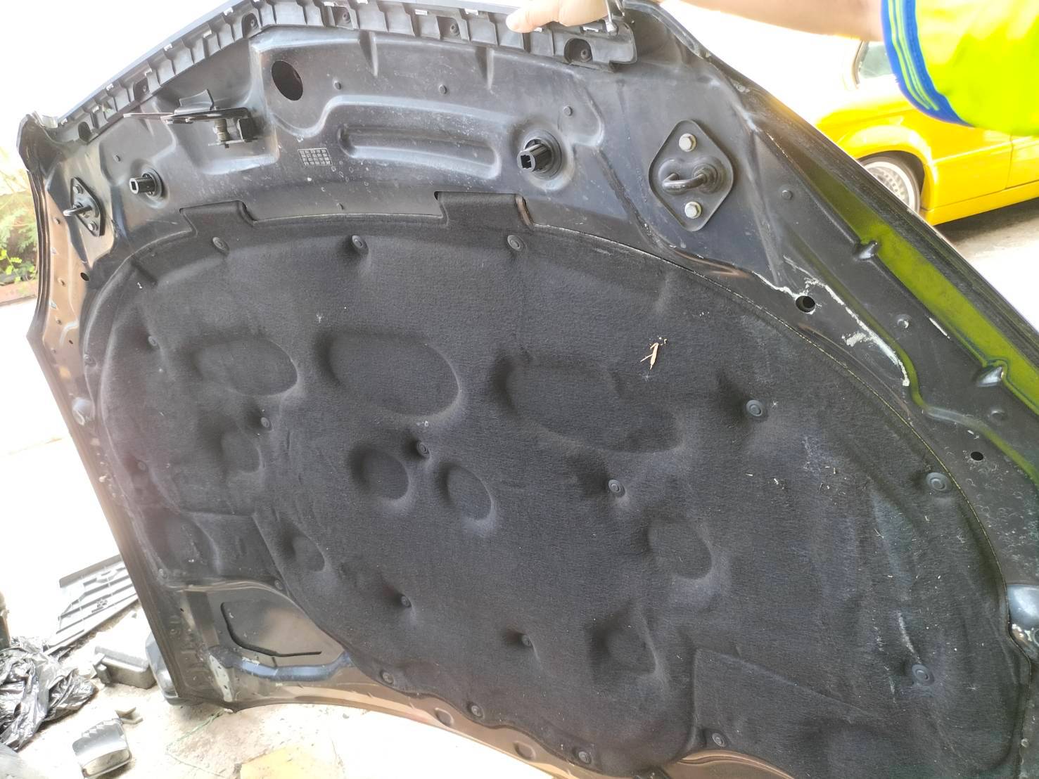 ฝากระโปรงหน้าBENZ W204 C63 แท้