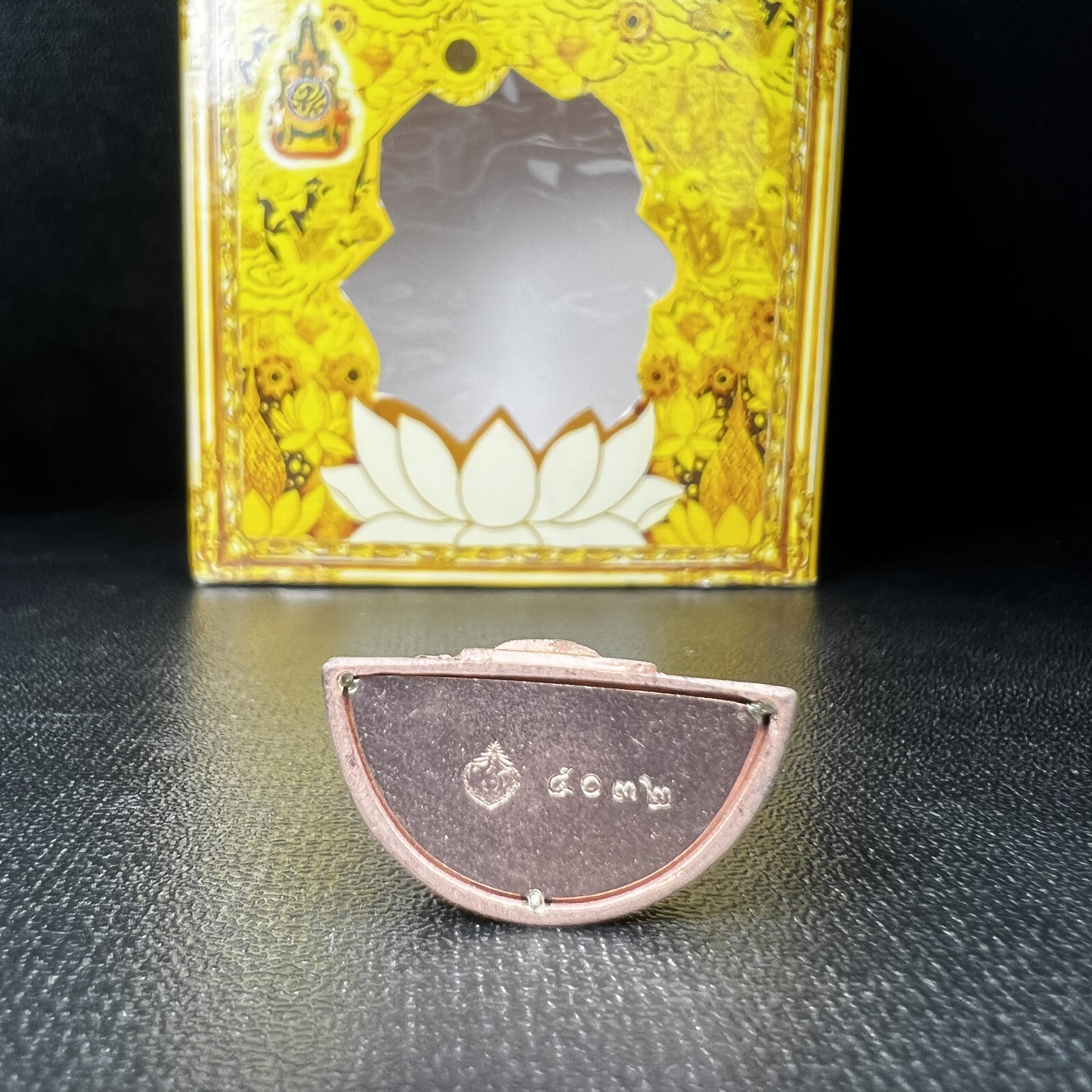 พระแก้วมรกต(จำลอง)ลอยองค์ ขนาดหน้าตัก 1/2 นิ้ว ทรงเครื่องฤดูร้อน เนื้อเงินสามกษัตริย์ ตราสัญลักษณ์ฉลองสิริราชสมบัติ ครบ 60 ปี พ.ศ.2549(สภาพสวย ครบ สมบูรณ์)