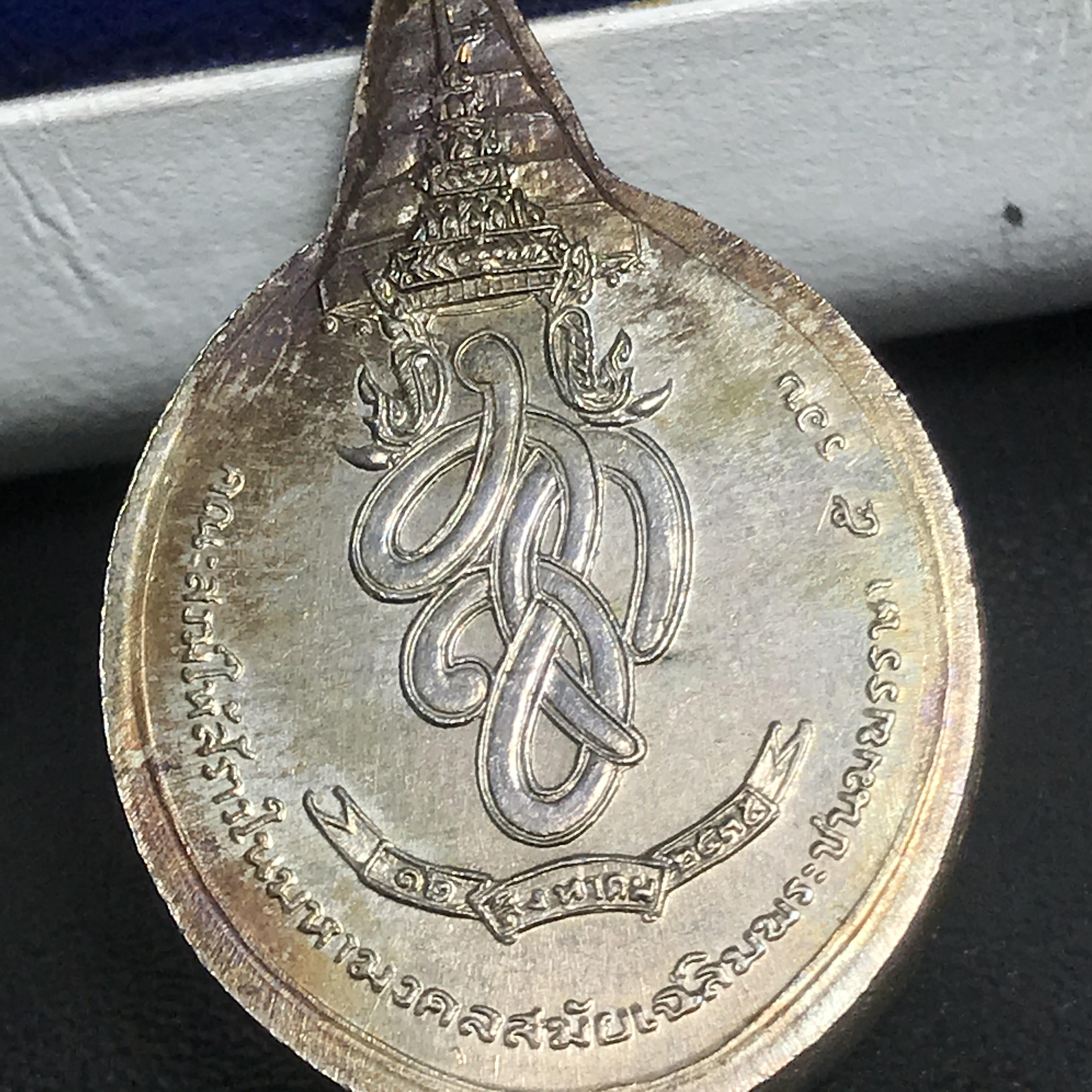 เหรียญพระชัยหลังช้าง หลัง สก. ปี 2535 เนื้อเงินพร้อมกล่องบรรจุเดิม พิธีใหญ่ สภาพสวยผิวเดิมๆ หายากมาก