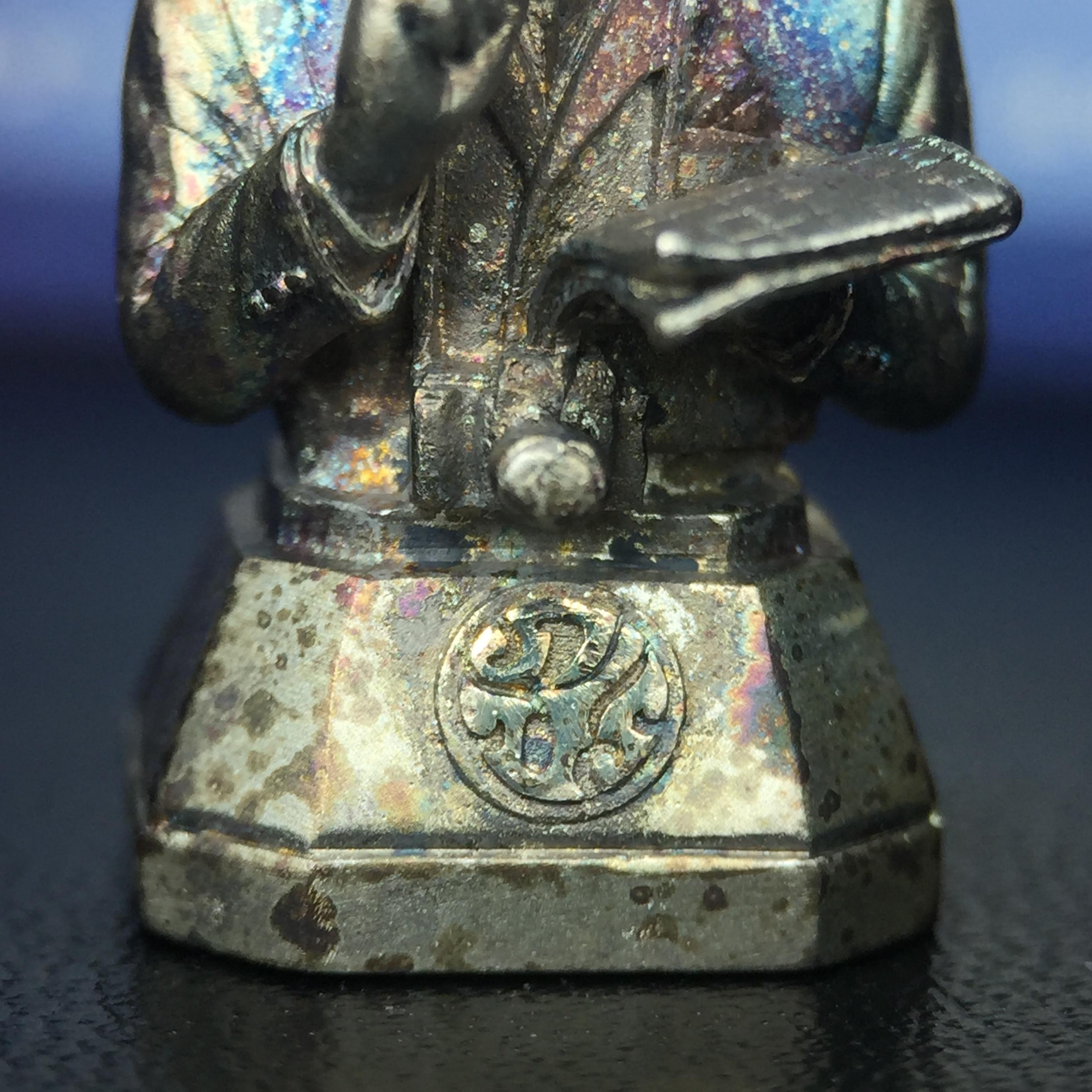 พระบรมรูปพระบาทสมเด็จพระเจ้าอยู่หัวรัชกาลที่ 9(ทรงงาน) ภปร. รุ่นเพราะแผ่นดินนี้คือแผ่นดินเกิด ปี 2551 ขนาดสูง 1 นิ้ว เนื้อเงิน(ผิวเดิมขึ้นสีรุ้งธรรมชาติสวยมาก)(ด้านหน้า ฐานพระบรมรูปฯ ประดิษฐานอักษรพระปรมาภิไธย ภ.ป.ร.)นิยมหายาก(1 ใน 5000 องค์)