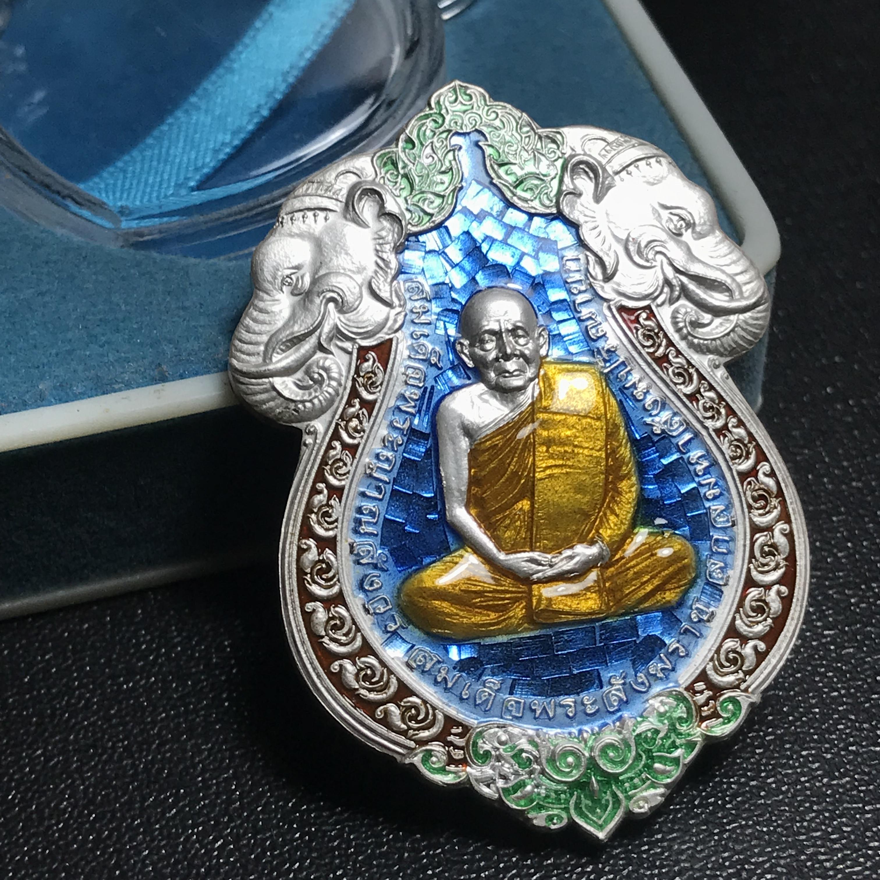 เหรียญเสมารูปเหมือนฉลองพระชันษา 100 ปี สมเด็จพระญาณสังวร สมเด็จพระสังฆราช สกลมหาสังฆปริณายก 3 ตุลาคม 2556 เนื้อเงินลงยาสีฟ้า(1ใน199เหรียญ)