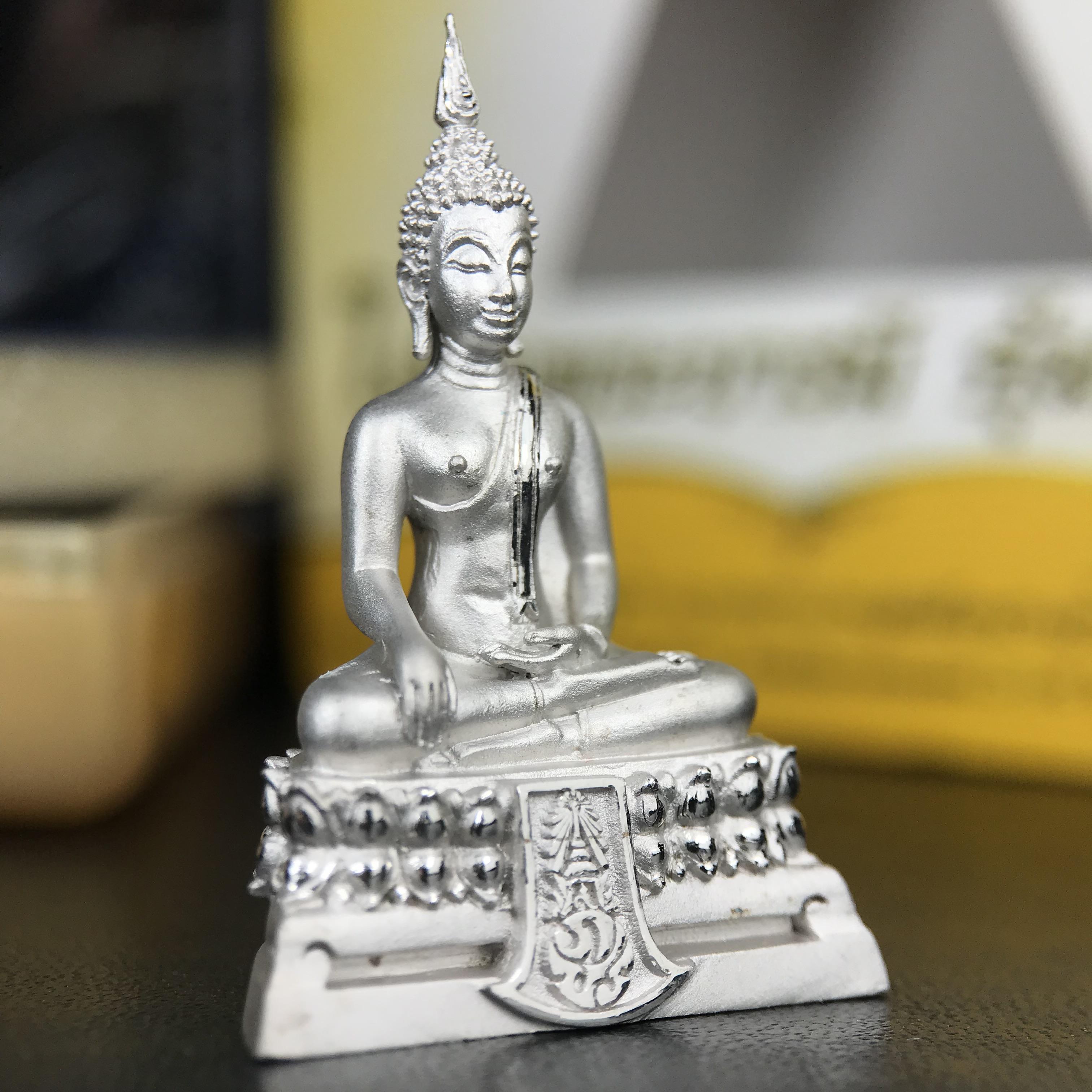 พระพุทธรูปคุ้มเกล้า ภปร.(ใต้ร่มพระบารมี คุ้มเกล้า) 60ปี โรงพยาบาลภูมิพลฯ พ.ศ.2552 เนื้อเงิน ชุบทองคำขาว(พิมพ์ใหญ่ขนาด 35.5*24 มม.)สภาพสวยเดิมพร้อมกล่องบรรจุเดิม ตอกโค๊ดหมายเลข ๘๒๒ หายาก(1ใน5000 องค์)