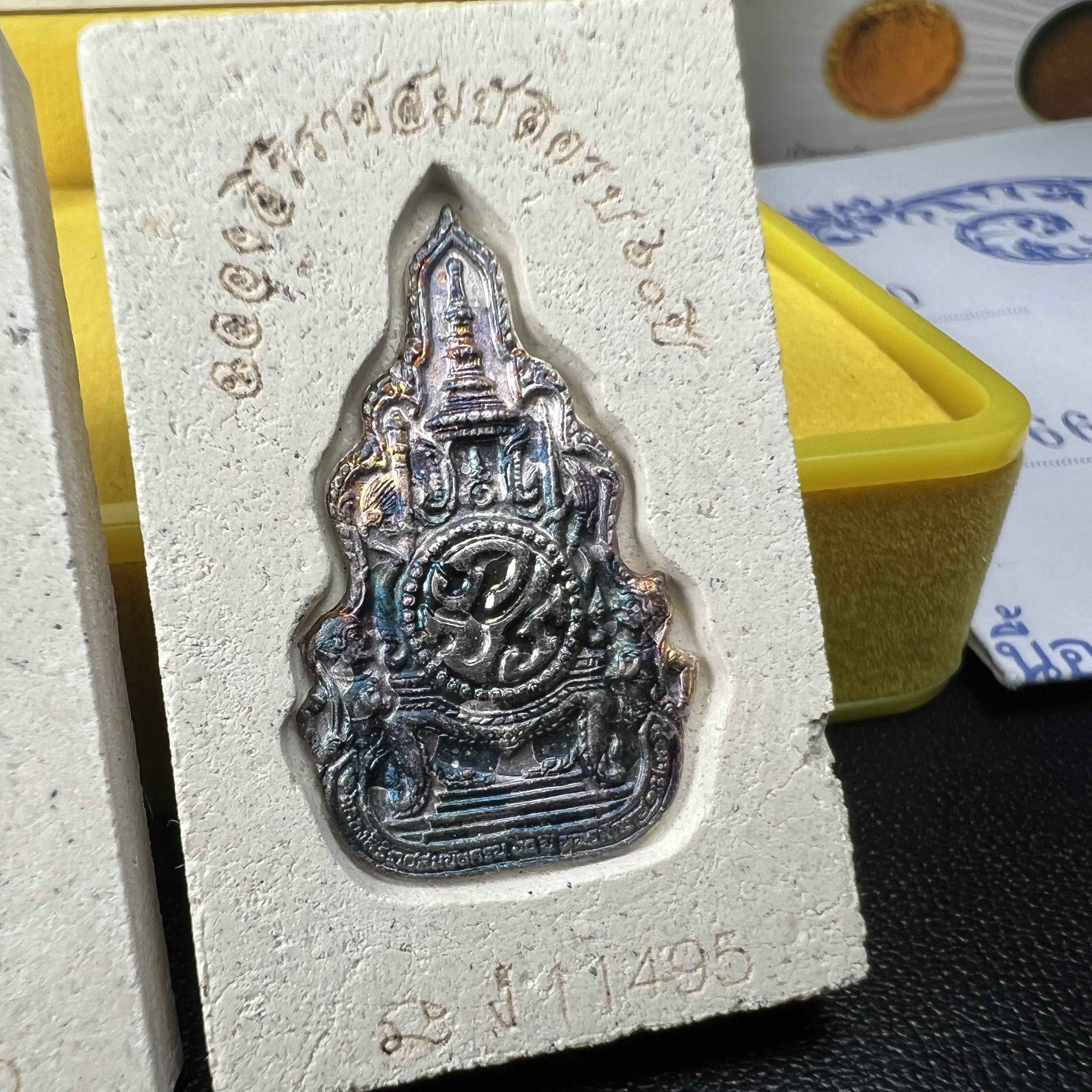 พระสมเด็จพิมพ์ใหญ่ เฉลิมพระเกียรติ พร้อมทั้งอัญเชิญตราสัญลักษณ์ฉลองครองราชย์ครบ 60 ปี เนื้อเงิน 99.9%(ผิวเดิมขึ้นสีรุ้งธรรมชาติ สวย) ประดิษฐานด้านหลังองค์พระ ครบชุด 3 องค์(พระผงพุทธคุณผสมบุษราคัม ไพลิน ทับทิม)