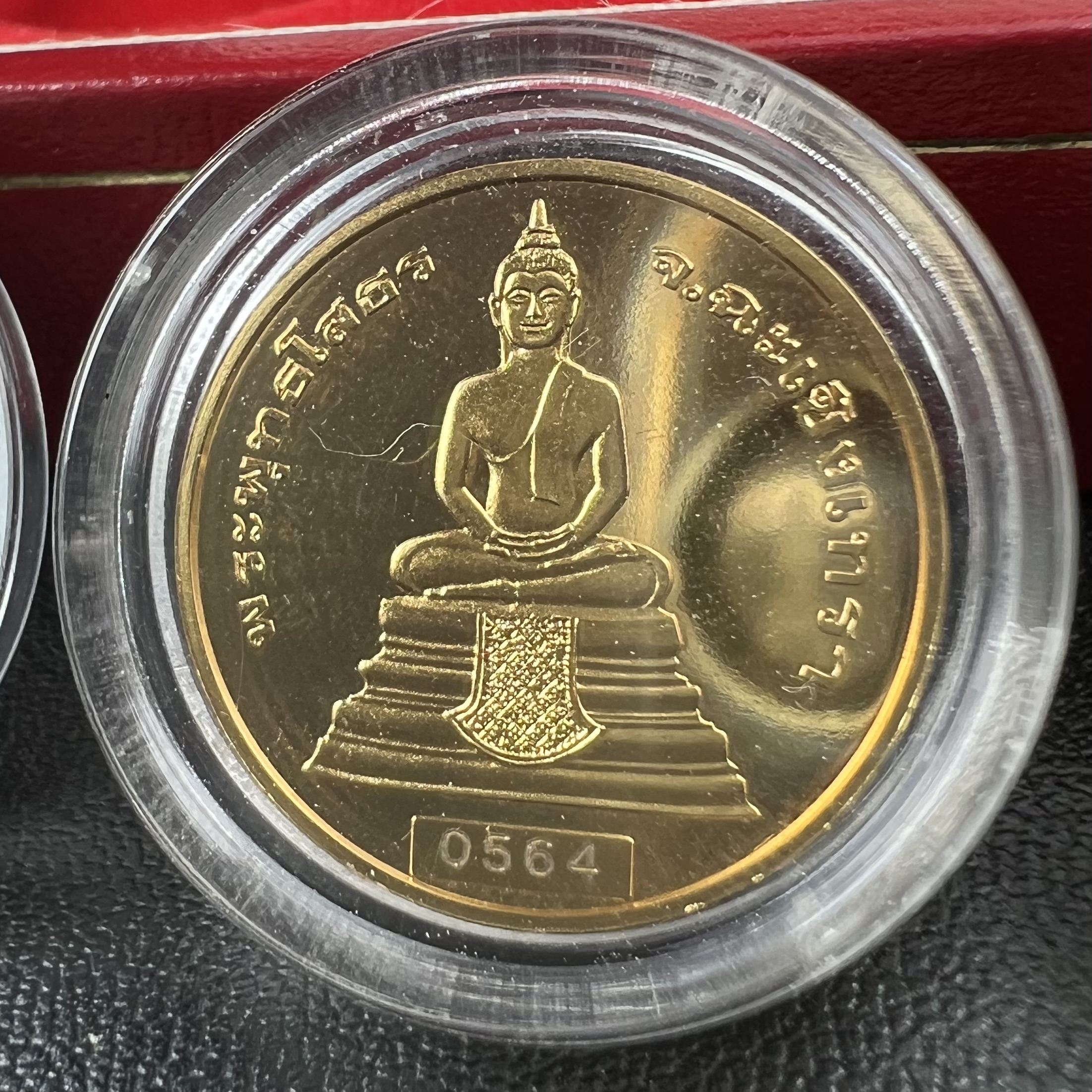 เหรียญพระพุทธโสธร-สมเด็จพระปิยมหาราช รุ่นกาญจนาภิเษก วัดสุทัศน์เทพวราราม ปี2538 ครบชุดสามกษัตริย์ 1 ชุดมี 3 เนื้อ (เงินขัดเงา+กะไหล่ทองขัดเงา+ทองแดงบริสุทธิ์ขัดเงา) ขนาด 19 มม. ครบชุดพิมพ์เล็กหมายเลขเดียวกันพร้อมกล่องและใบรับรองเดิม(1ใน 1000 ชุด หายากมาก)