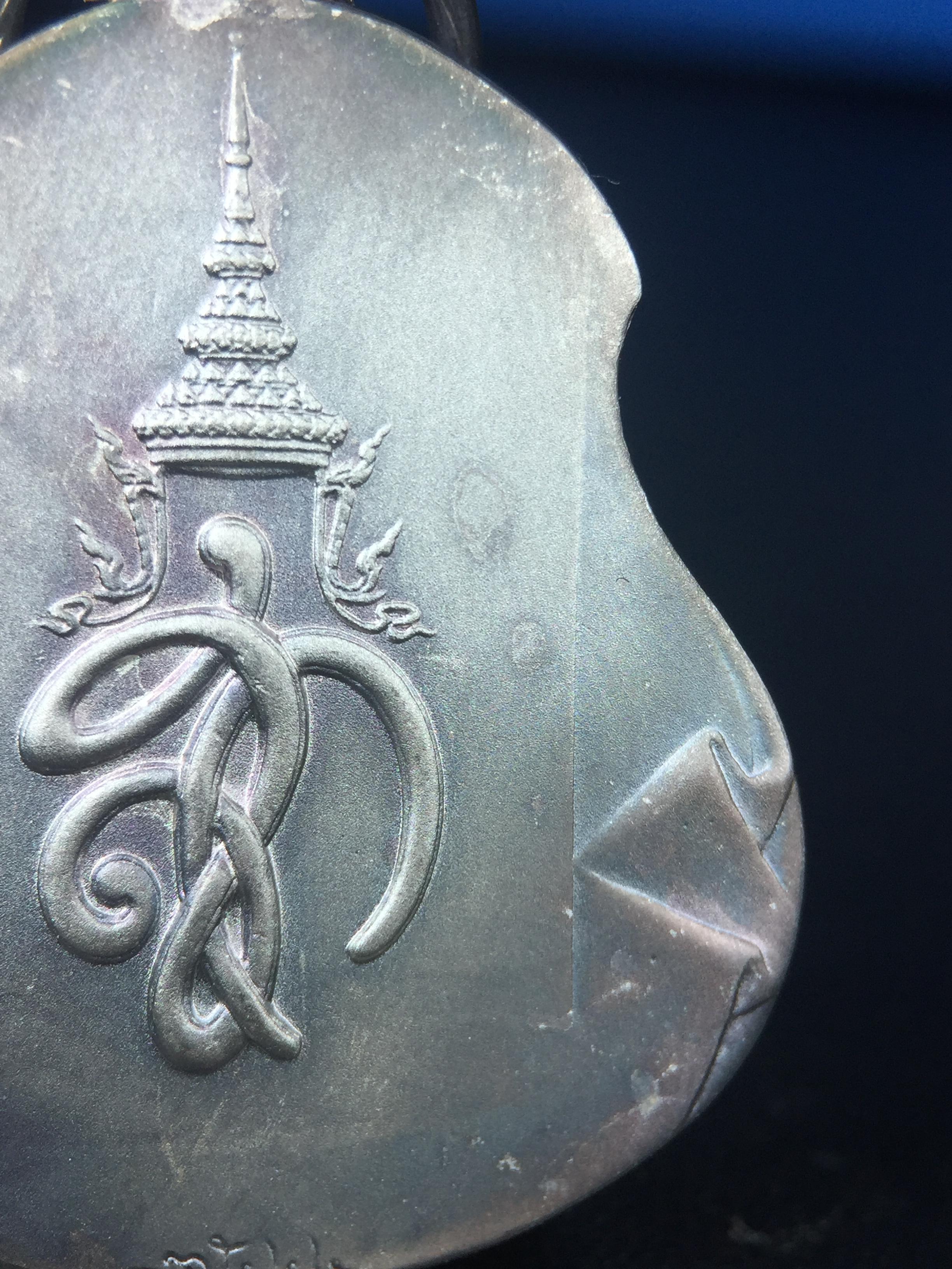 เหรียญหลวงปู่ทวด พระนามาภิไธย สก. แบบงานฉลุโบราณ(HAND MADE) ปี 2544 เนื้อเงิน(ผิวเดิมขึ้นสีรุ้งธรรมชาติสวยมาก) พิธีปลุกเสก ณ อุโบสถวัดช้างให้ และ พิธีมังคลาภิเษก ณ พระอุโบสถ วัดพระศรีรัตนศาสดาราม(วัดพระแก้ว) (1 ใน 2000 เหรียญ)พบเจอน้อยหายากมาก