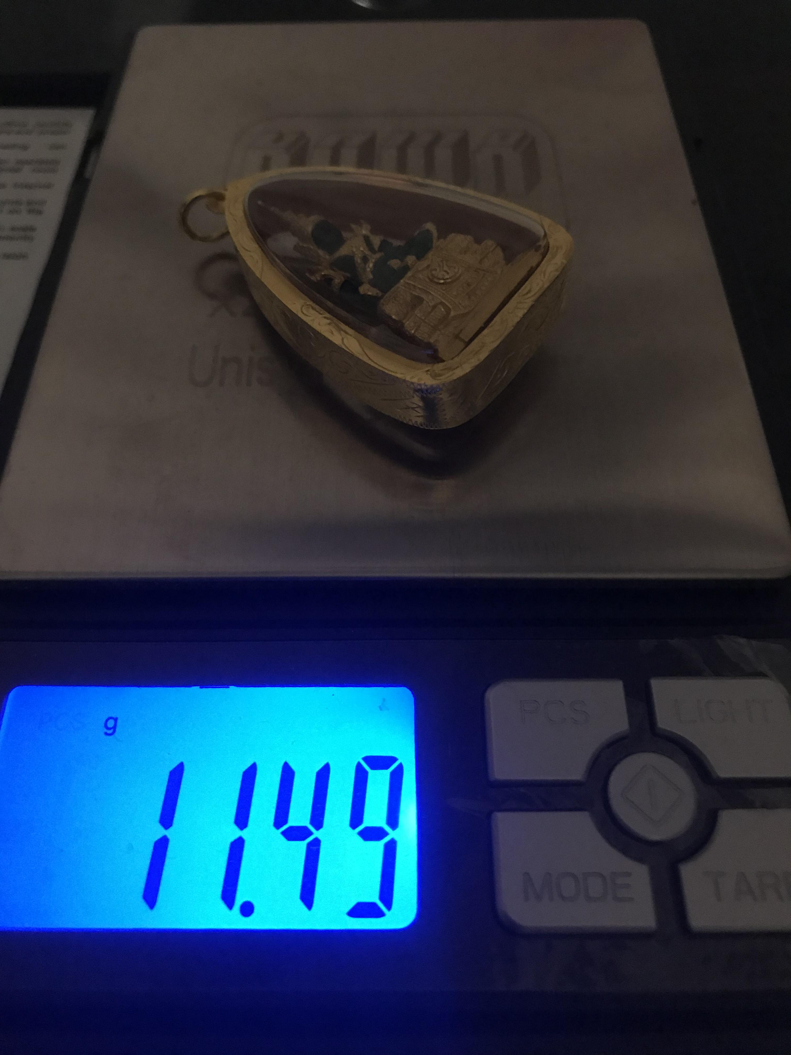 พระแก้วมรกต ภปร. ปี2547 จัดสร้างโดย รพ.ภูมิพลฯ เนื้อเรซิ่นหุ้มทองคำพิมพ์ลอยองค์ หน้าตัก 1/2 นิ้ว เลี่ยมกรอบทองคำแท้พร้อมใช้