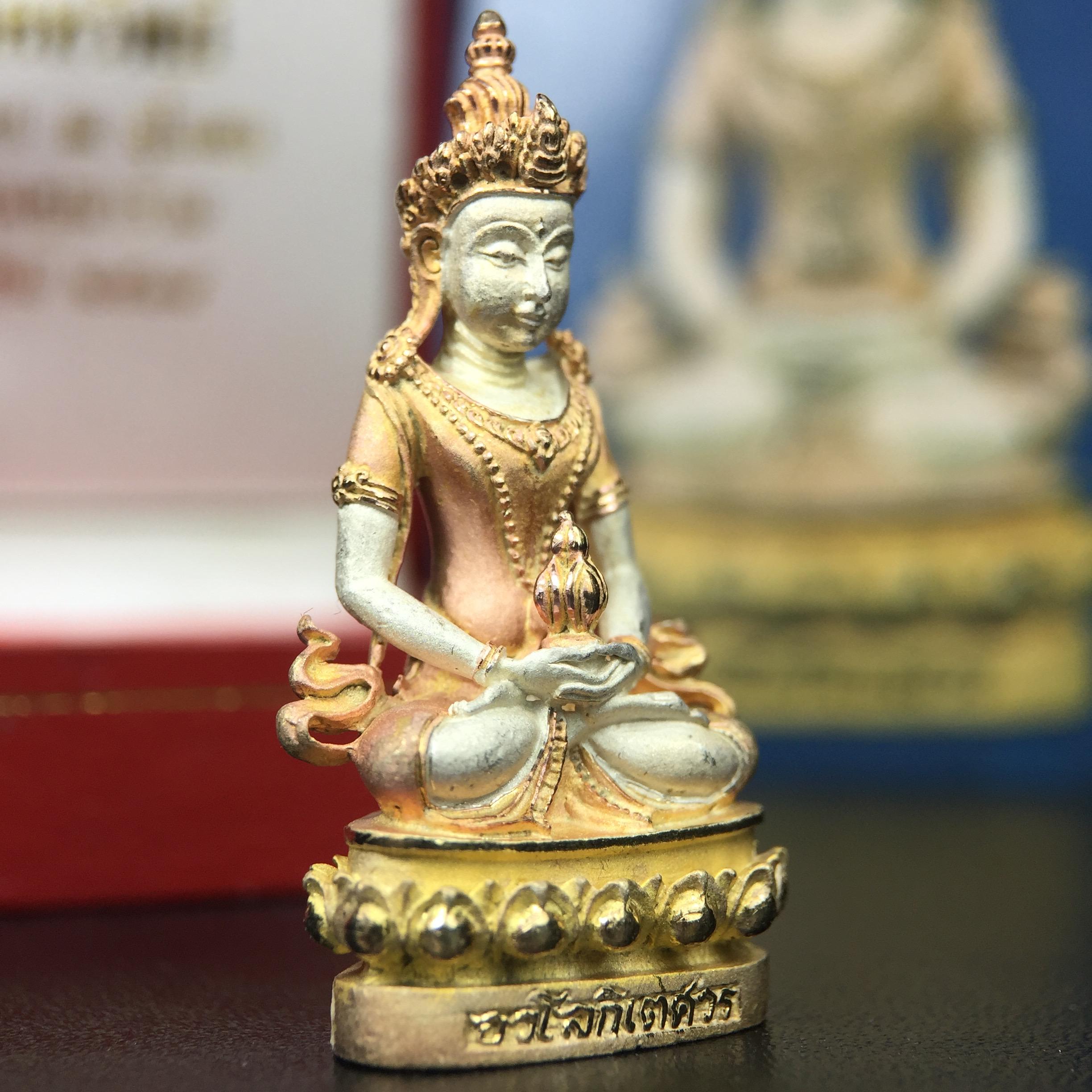 พระกริ่งอวโลกิเตศวร ( เจ้าแม่กวนอิม ) วัดโพธิ์แมนคุณาราม เนื้อเงิน 3 กษัตริย์ พ่นทราย รุ่นอุดมโภคทรัพย์ พ.ศ.2539(พร้อมกล่องบรรจุการ์ดใบรับรองเดิมครบ) (อีกหนึ่งรุ่นยอดนิยม พุทธศิลป์สวยงดงาม)