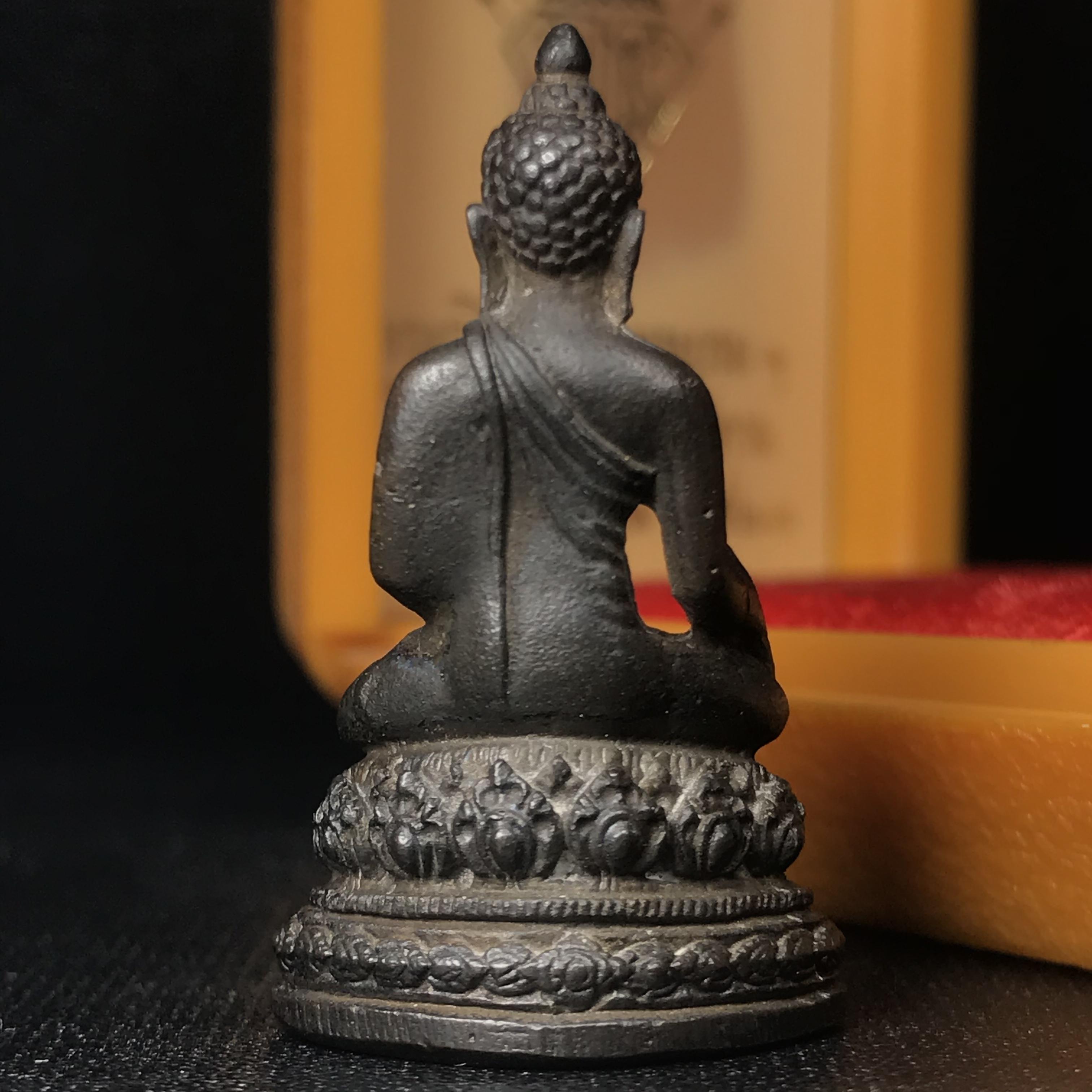 พระกริ่ง มวก(รุ่นแรก)พระราชทาน ปี2523 วัดบวรนิเวศวิหาร เนื้อนวโลหะกล่องบรรจุเดิม(คัดสวยคมชัด เนื้อนวโลหะเข้มขลังตามแบบฉบับงานแกะแม่พิมพ์โดย นายช่างเกษม มงคลเจริญ แบบนิยม พร้อมกล่องบรรจุเดิม)(หลวงปู่โต๊ะร่วมปลุกเสก)