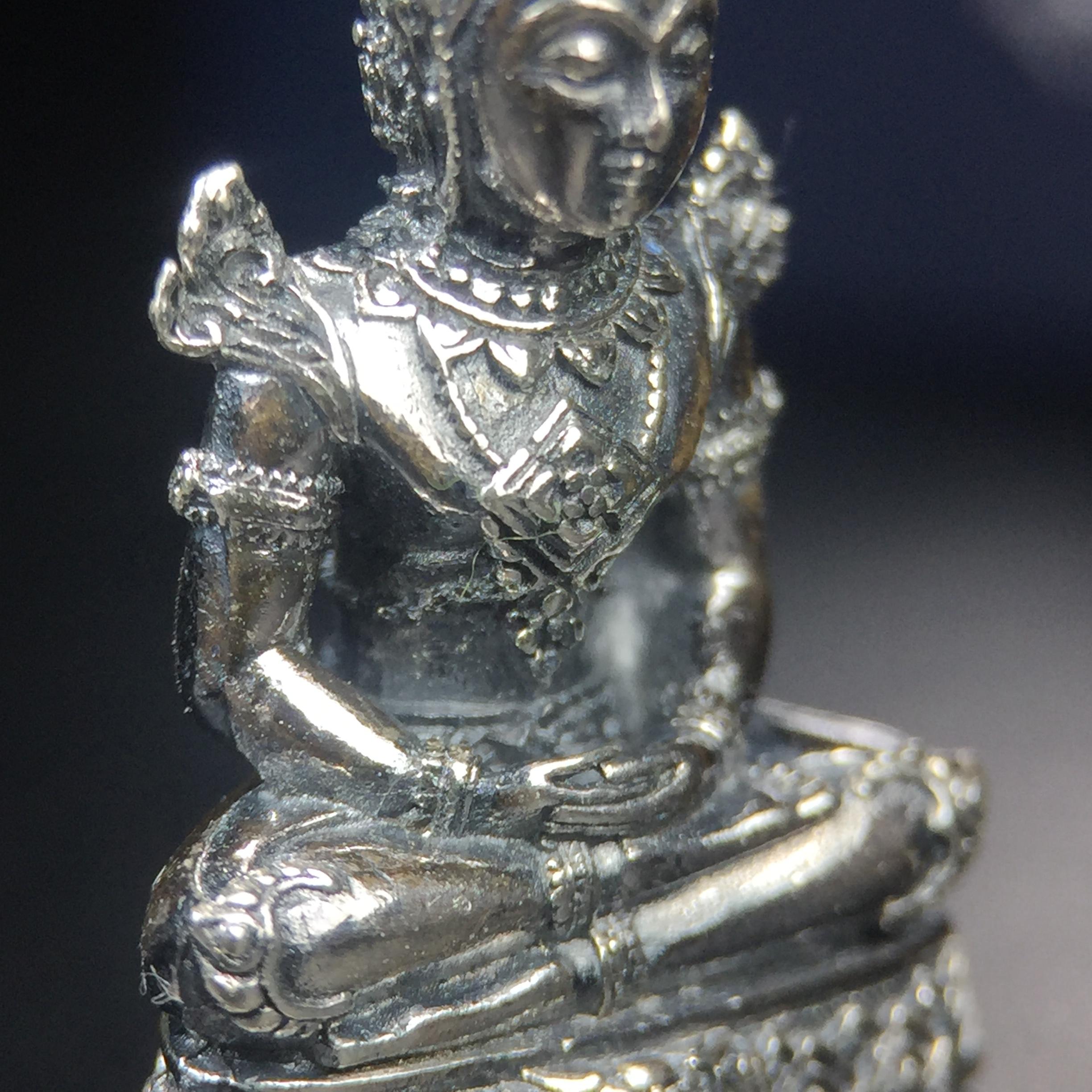 พระแก้วมรกต กรมสรรพสามิตจัดสร้างขึ้นเนื่องในโอกาสครบรอบ 64 ปีของกรมสรรพสามิต และเนื่องในวโรกาสที่พระบาทสมเด็จพระเจ้าอยู่หัวทรงครองราชย์ครบ 50 ปีในปีกาญจนาภิเษก เมื่อ พ.ศ.2539 เนื้อเงินรมดำขัดเงาพร้อมกล่องบรรจุเดิม