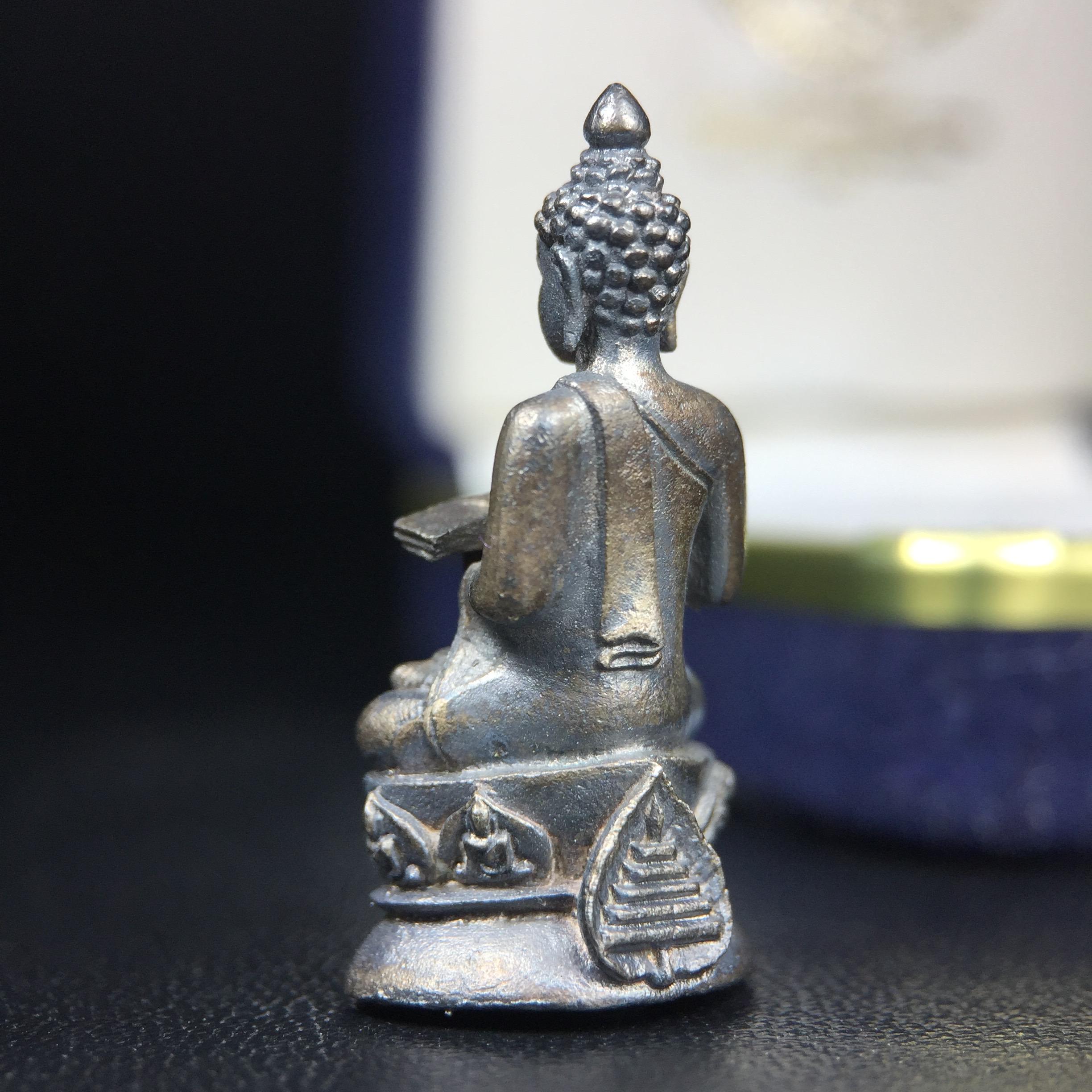 พระกริ่งปรมานุชิตชิโนรส วัดพระเชตุพนวิมลมังคลาราม(วัดโพธิ์) ปี2533 เนื้อเงิน ( ในหลวงรัชกาลที่9เสด็จเททอง)พิธีใหญ่ งดงามด้วยพุทธศิลป์เปี่ยมด้วยพุทธคุณ อีกหนึ่งรุ่นที่แนะนำสะสมบูชา