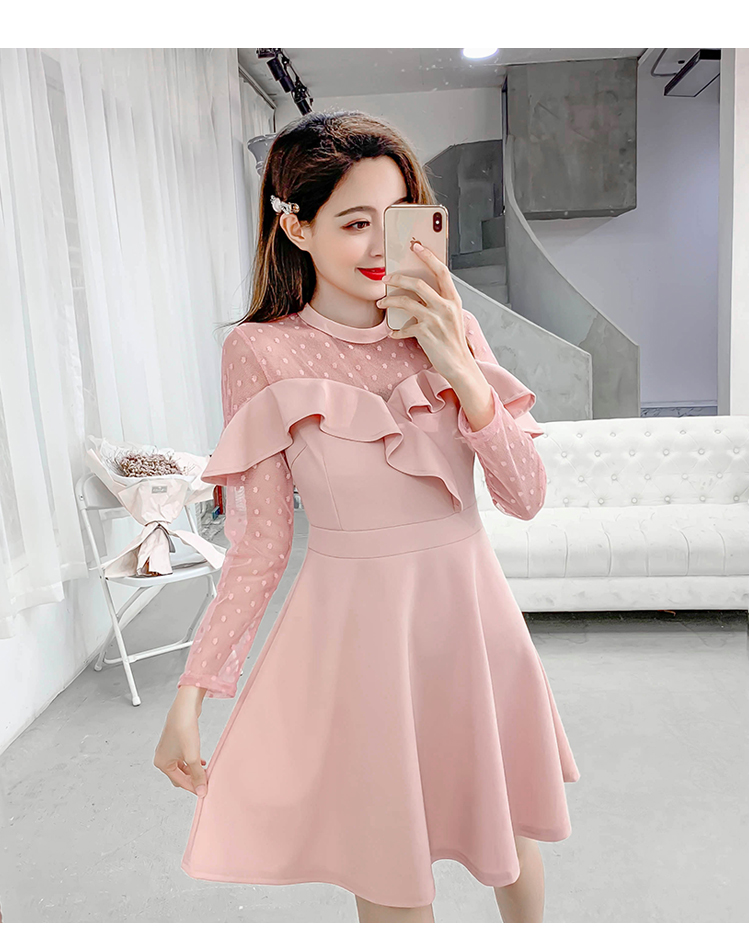 ชุดเดรสสั้นผ้าโพลีเอสเตอร์กึ่งผ้ายืดสีชมพู คอกลม เสื้อส่วนบนแขนยาวผ้าโปร่ง ระบายด้านหน้า กระโปรงทรงเอ สวยหวานดูดี