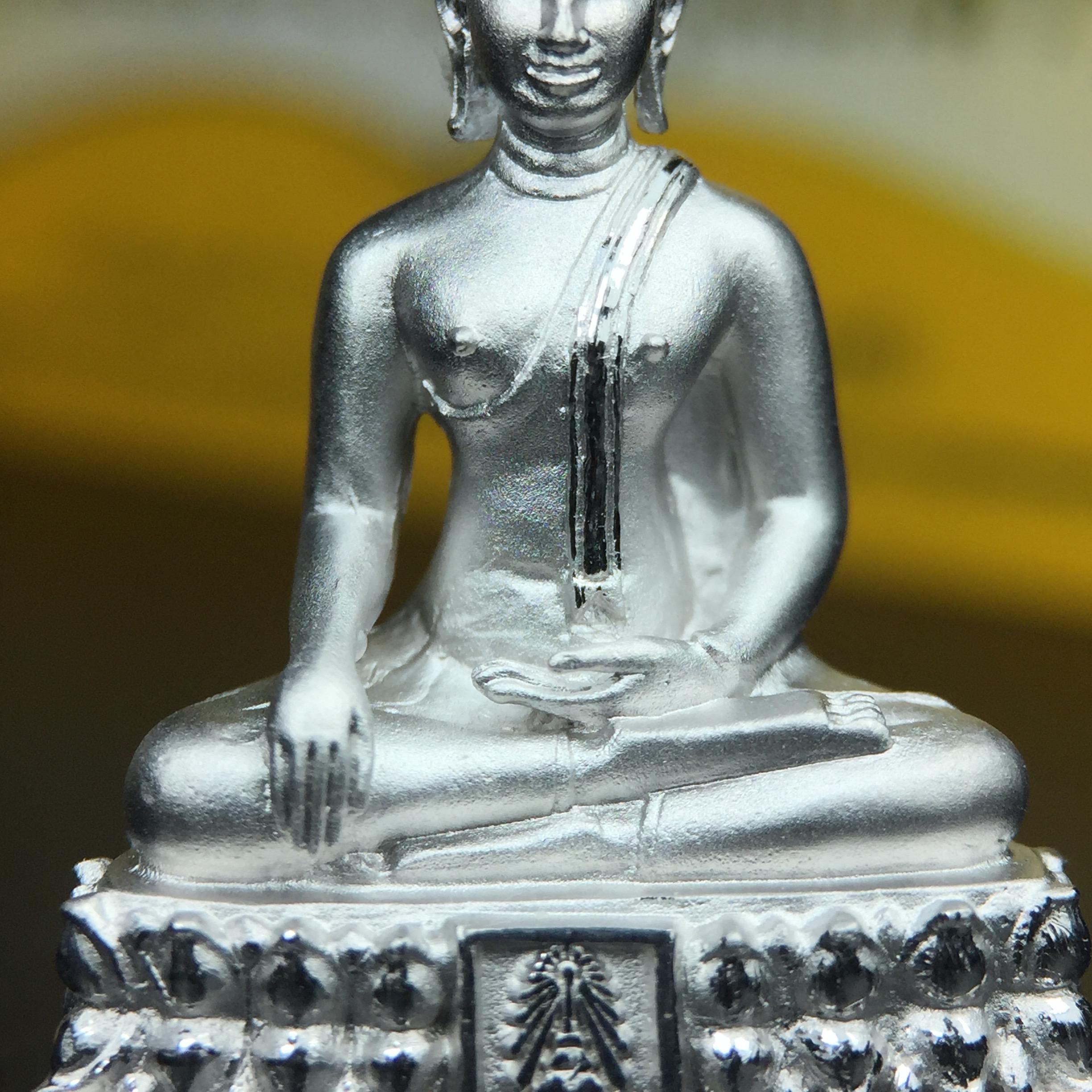 พระพุทธรูปคุ้มเกล้าฯ ภปร.(ใต้ร่มพระบารมี คุ้มเกล้า) 60ปี โรงพยาบาลภูมิพลฯ พ.ศ.2552 เนื้อเงิน ชุบทองคำขาว(พิมพ์ใหญ่ขนาด 35.5*24 มม.)สภาพสวยเดิมพร้อมกล่องบรรจุเดิม ตอกโค๊ดหมายเลขกำกับ หายาก(1ใน5000 องค์)