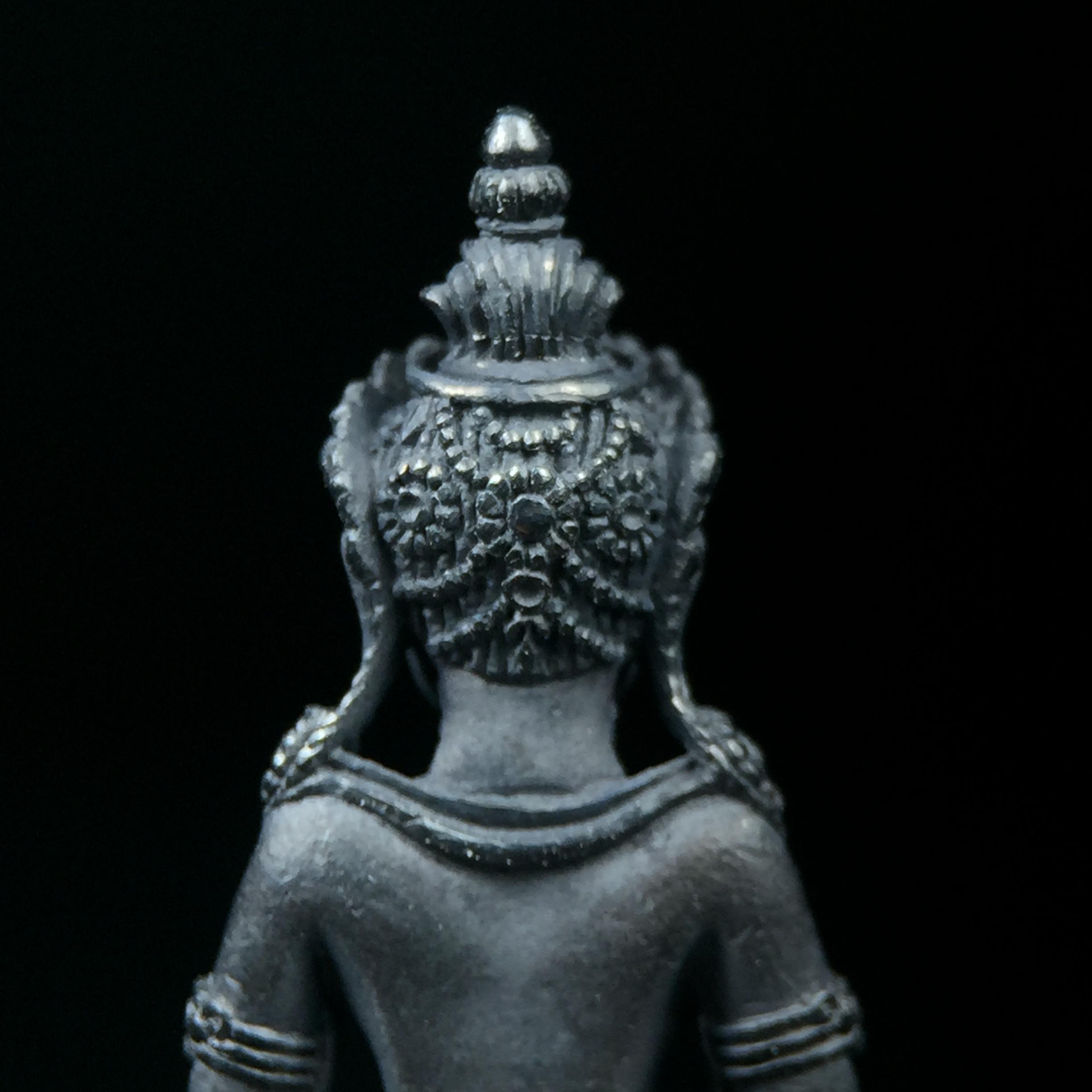 พระกริ่งอวโลกิเตศวร ( เจ้าแม่กวนอิม ) วัดโพธิ์แมนคุณาราม เนื้อเงิน พ่นทราย(ผิวเดิม กลับดำสนิทเข้มขลัง เสน่ห์ของพระเนื้อเงิน) รุ่นอุดมโภคทรัพย์ พ.ศ.2539(อีกหนึ่งรุ่นยอดนิยม พุทธศิลป์สวยงดงาม)