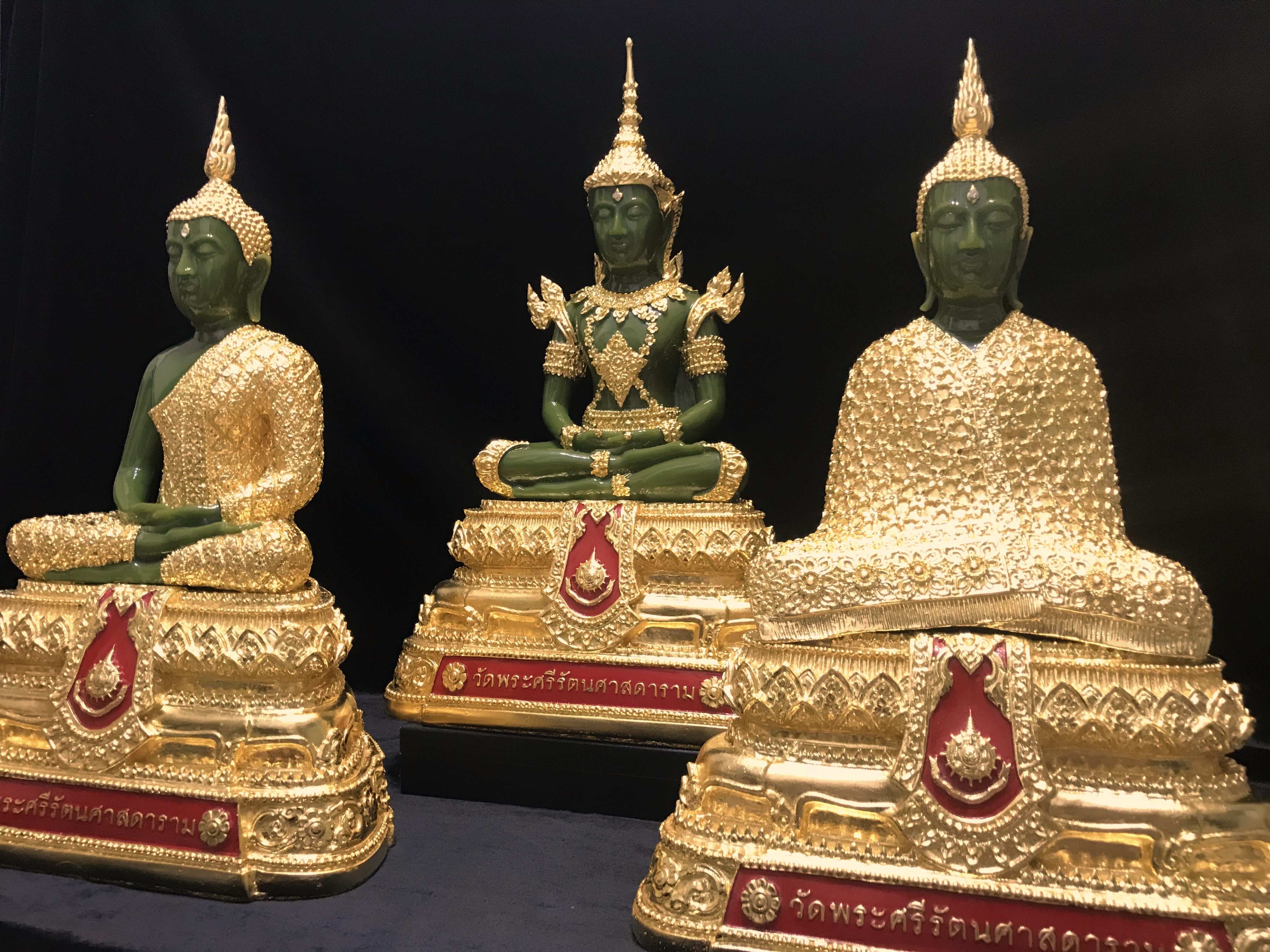 พระพุทธมหามณีรัตนปฏิมากร(พระแก้วมรกต) วัดพระศรีรัตนศาสดาราม สำนักพระราชวัง จัดสร้าง (บรรจุมวลสารใต้ฐาน)3ฤดู ขนาดหน้าตัก 9นิ้ว