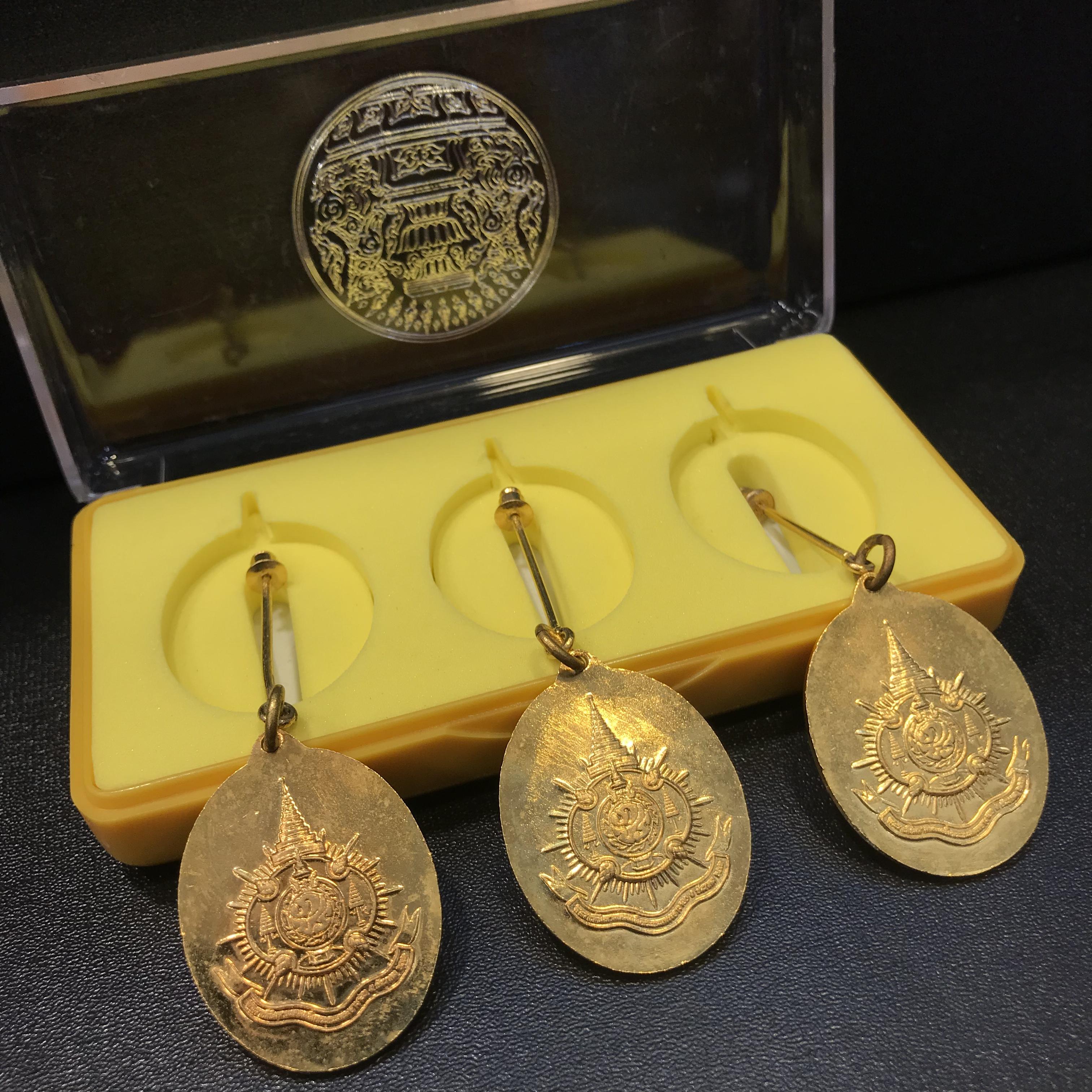 เหรียญในหลวงทรงกล้อง สำนักนายกรัฐมนตรีจัดสร้าง ครบชุด 3 เหรียญ พร้อมเข็มที่ระลึก พ.ศ.2542 กล่องเดิม