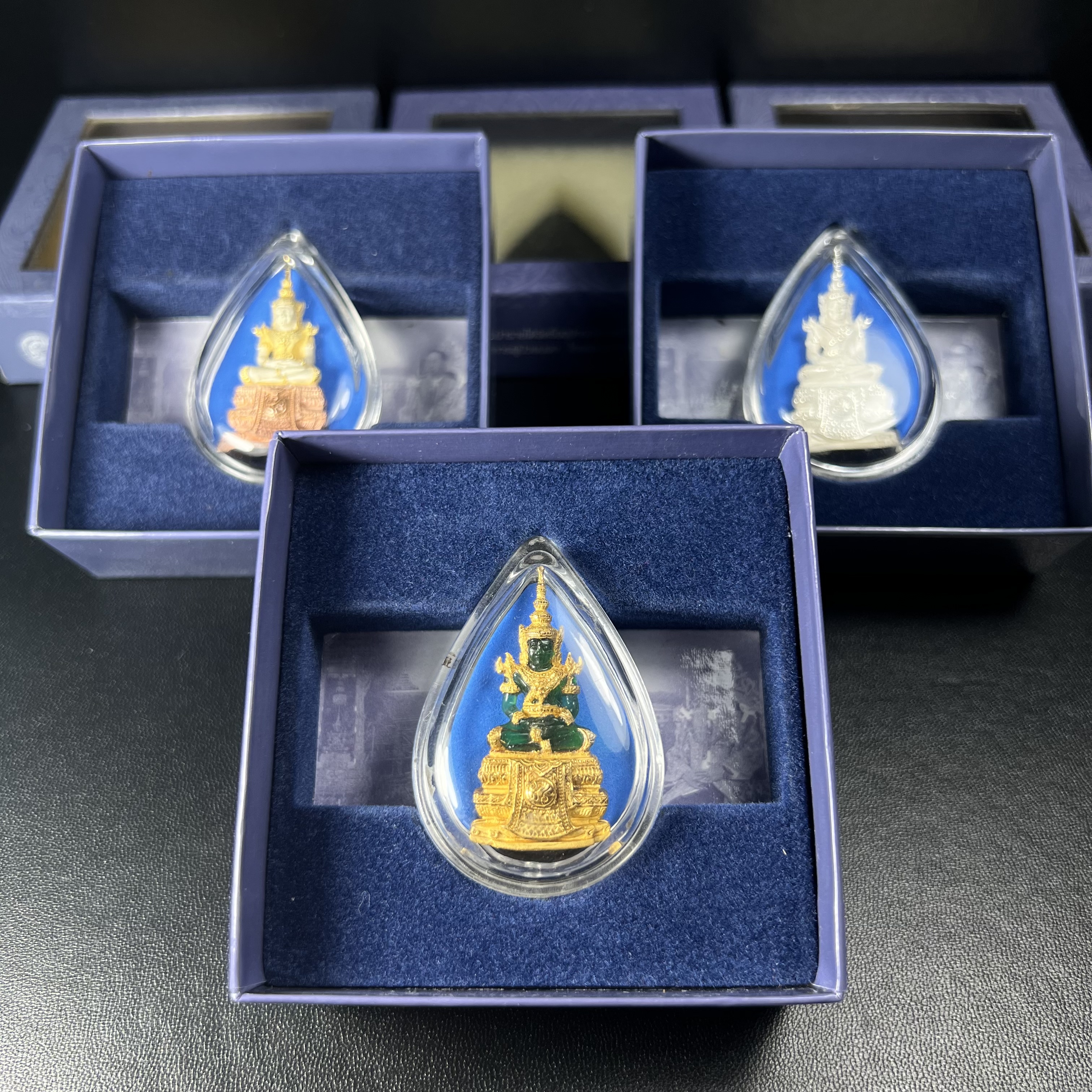 พระแก้วมรกต ภปร. จัดสร้างโดย รพ.ภูมิพลฯ ปี2547 ลอยองค์ขนาดหน้าตัก 1/2 นิ้ว (เนื้อเรซิ่นหุ้มทองคำ99.99%+เนื้อเงิน+เนื้อเงินสามกษัตริย์)(1ชุด 3 องค์)งดงามทรงคุณค่าอีกหนึ่งรุ่นยอดนิยม หายาก