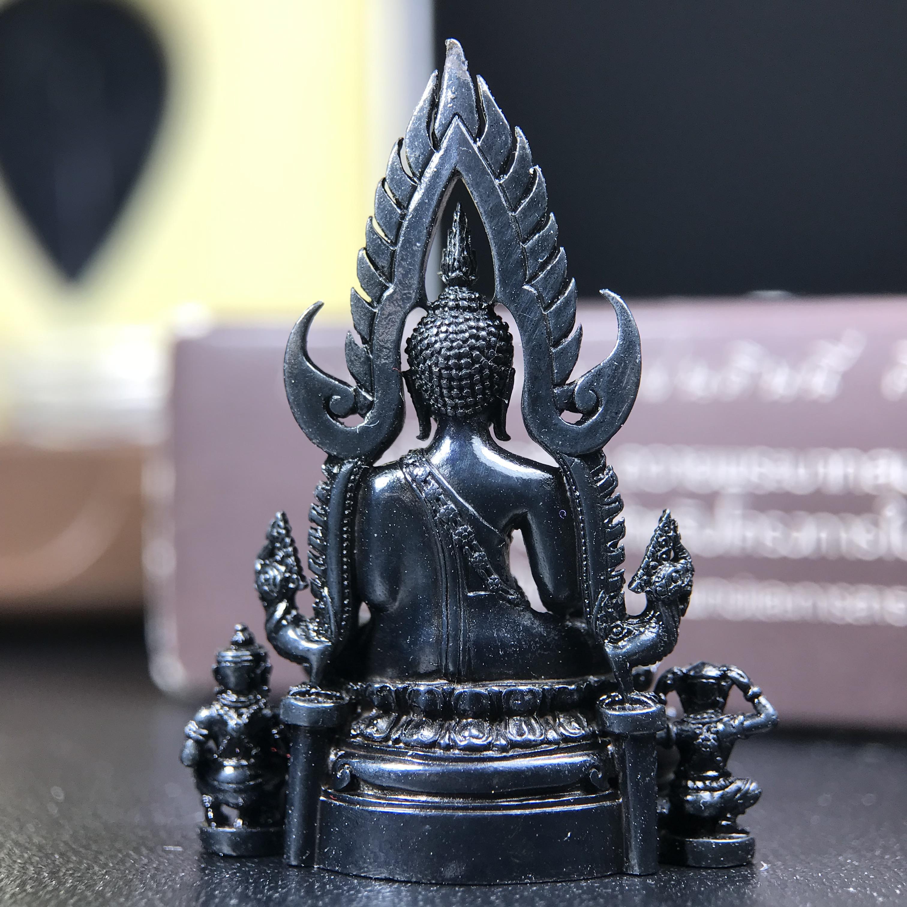 พระพุทธชินราช ภปร. โครงการ "เพราะแผ่นดินนี้ คือ แผ่นดินเกิด" ปี2548(รุ่นแรก) ลอยองค์ หน้าตัก 1/2 นิ้ว(ขนาด 3.5 x 2.5 ซม.) เนื้อเงินรมดำ(พุทธศิลป์จำลองเมื่อครั้งลอกทอง ครั้งที่3 เมื่อปี2547 ร้อยปีจะมีสักครั้ง "พระพุทธชินราชองค์ดำ")