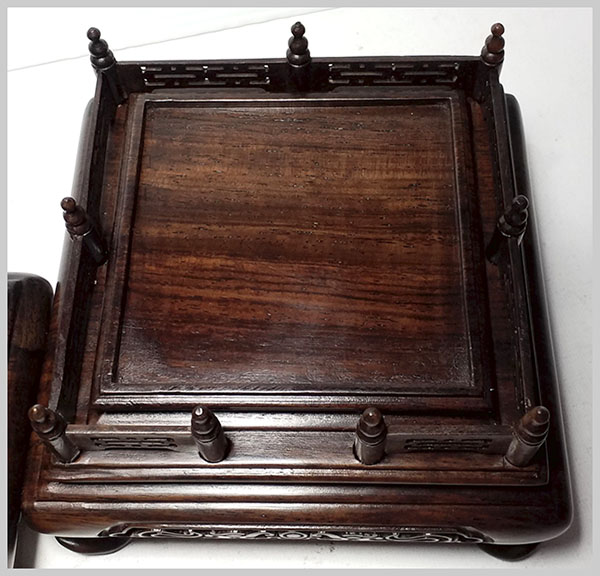 กี๋ ตั่งหรือฐานไม้ สี่เหลี่ยมมีซุ้มรั้ว หน้าท๊อป7.1cm ตัวละ