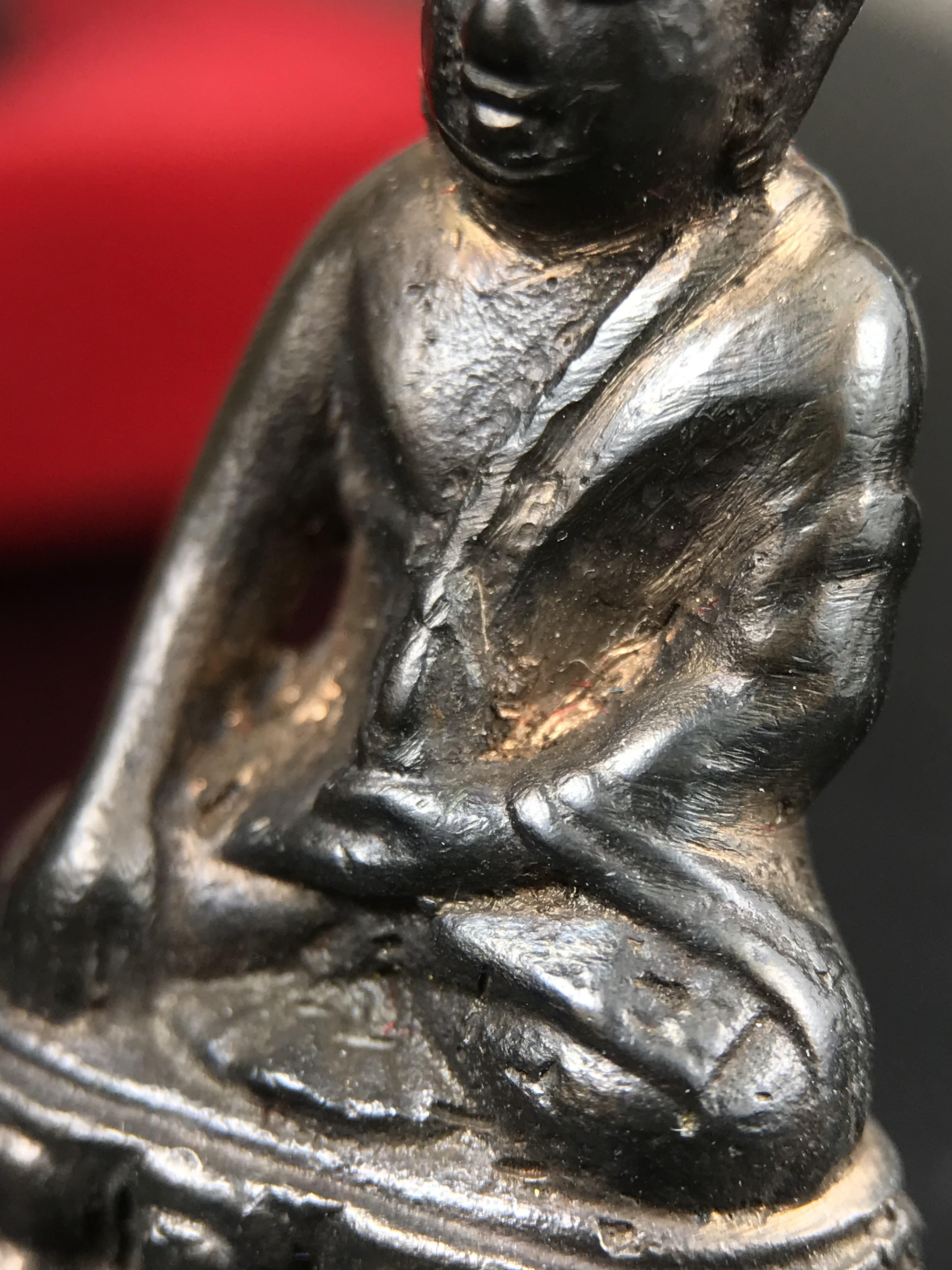 พระกริ่ง-พระชัยวัฒน์ ปวเรศ วัดบวรนิเวศวิหาร ปี 2530 พระบาทสมเด็จพระเจ้าอยู่หัวรัชกาลที่ 9 เจริญพระชนมพรรษา 5 รอบนักษัตริย์(ในหลวง ร.9 เสด็จเททอง)(บรรจุผงจิตรลดาเส้นเกศาในหลวงรัชกาลที่9)พร้อมสูจิบัตรเดิมตอนจัดสร้าง(สภาพสวยครบสมบูรณ์))พิธีใหญ่ รุ่นยอดนิยม